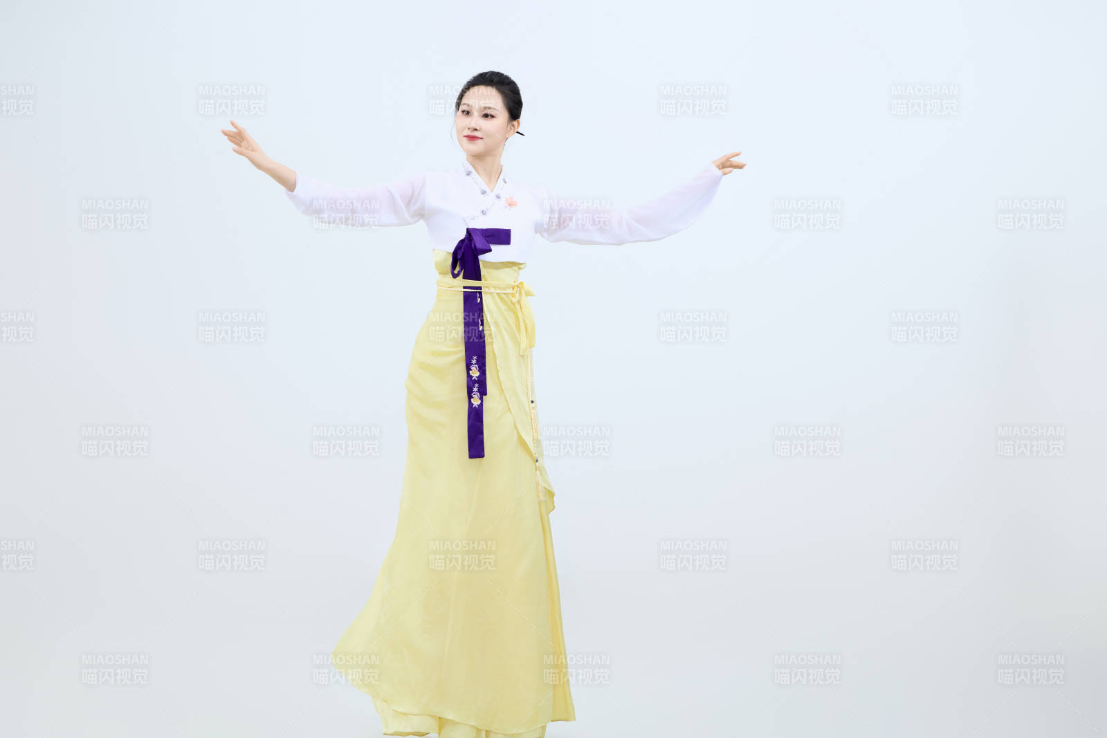 表演中國延邊朝鮮族傳統(tǒng)舞的美麗舞者