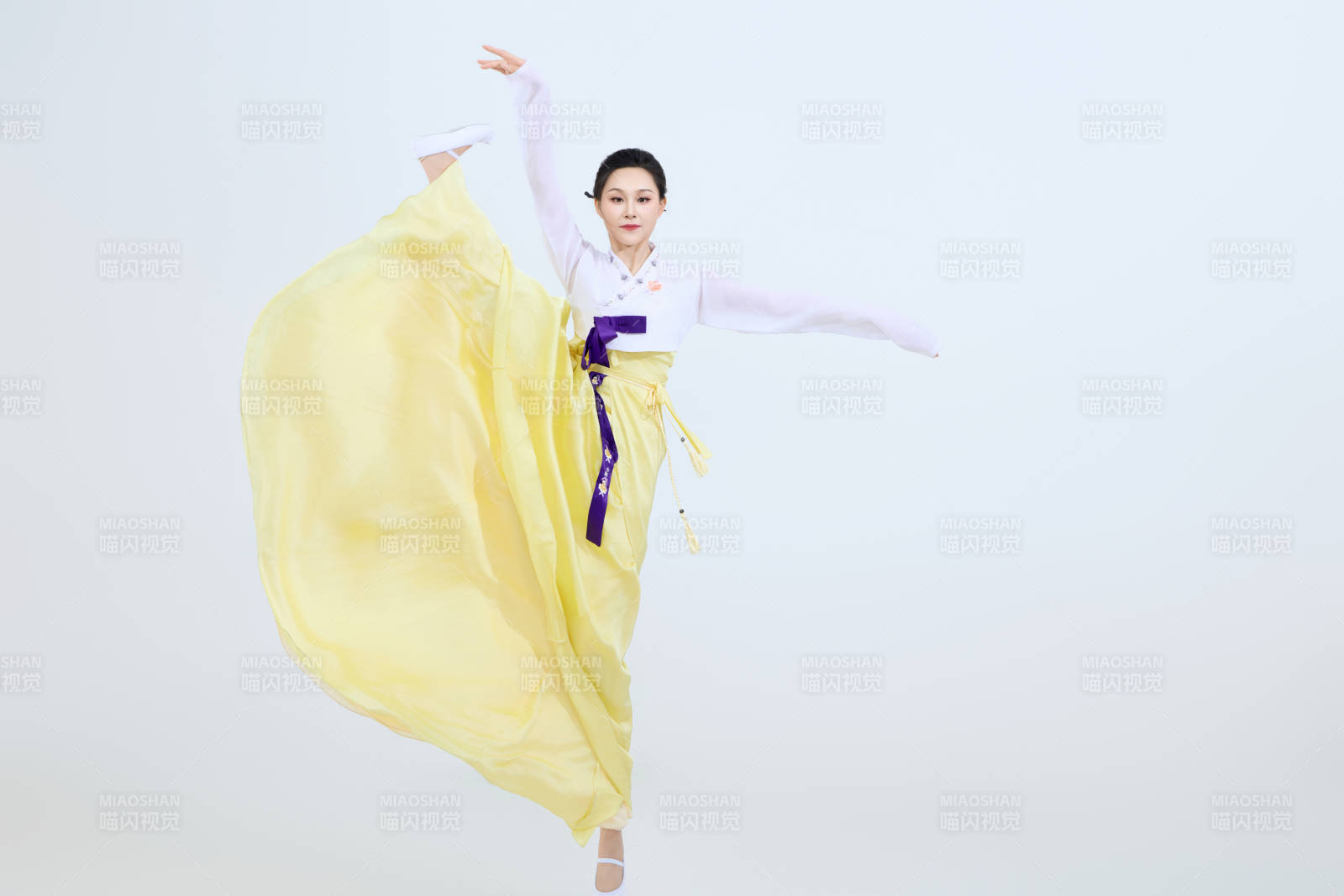 表演中國延邊朝鮮族傳統(tǒng)舞的美麗舞者