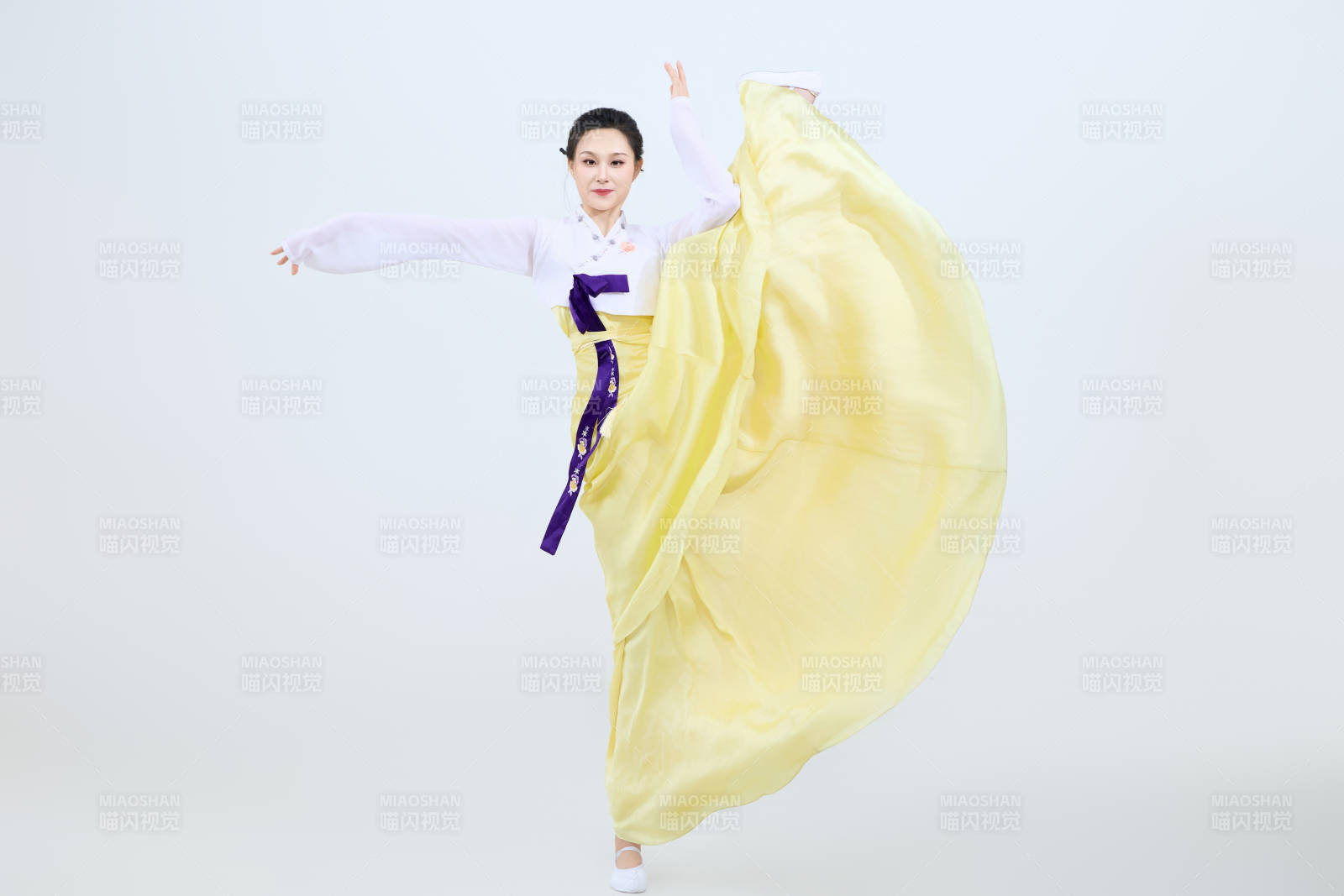 表演中国延边朝鲜族传统舞的美丽舞者