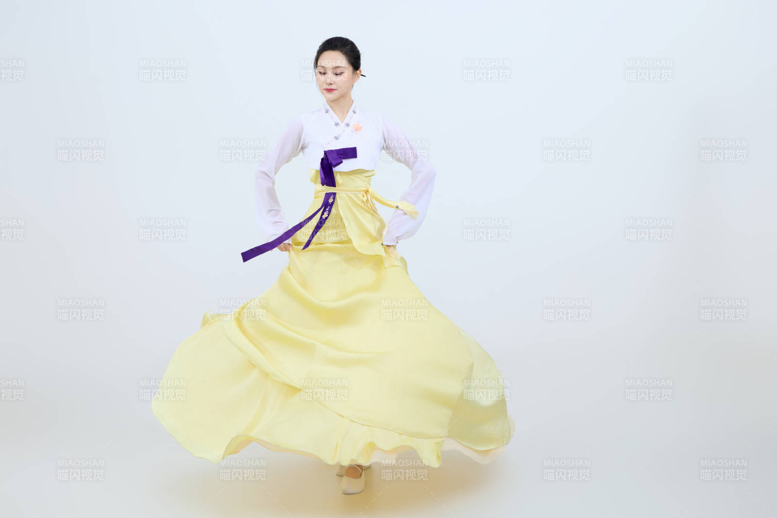 表演中國延邊朝鮮族傳統舞的美麗舞者