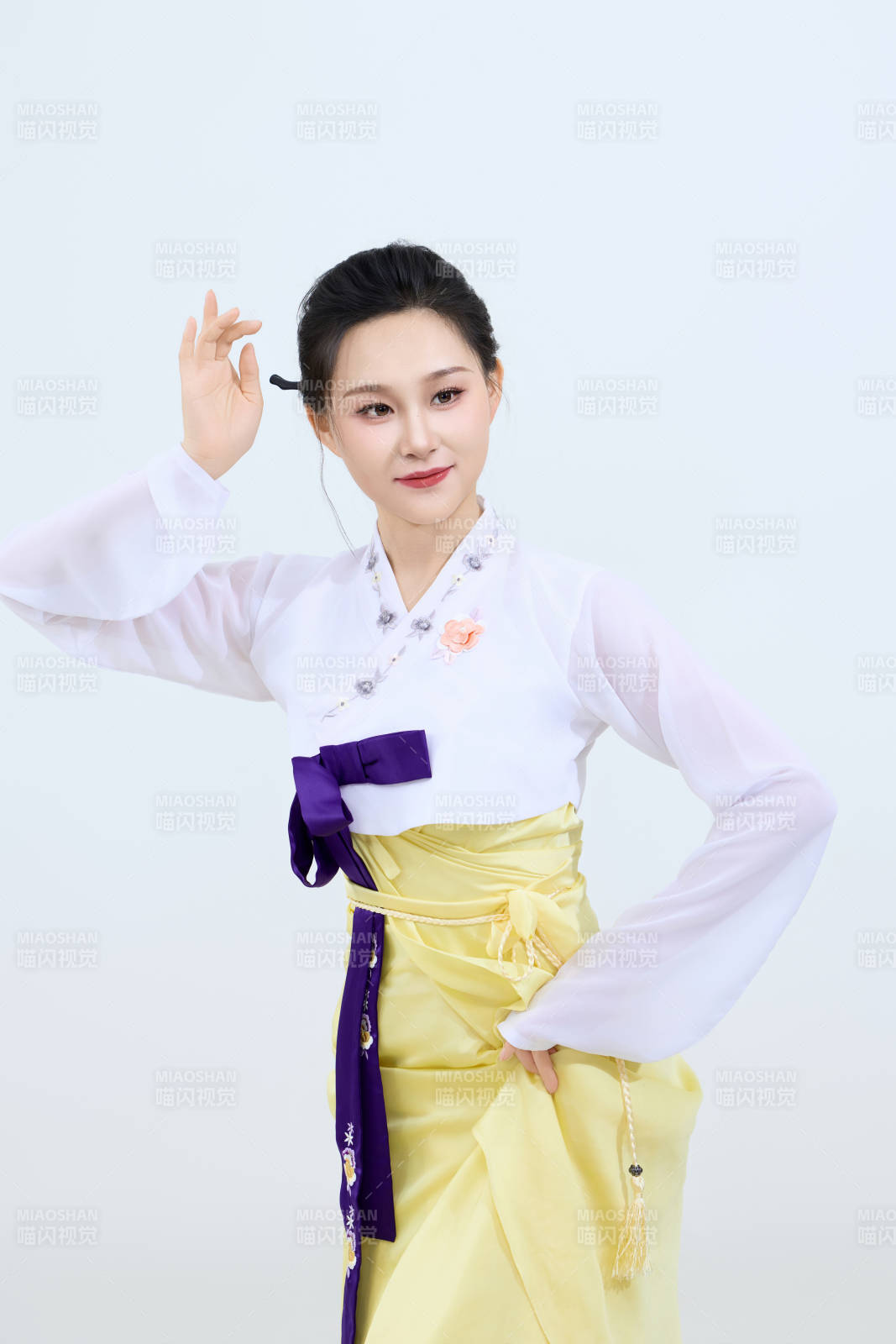 表演中國延邊朝鮮族傳統(tǒng)舞的美麗舞者