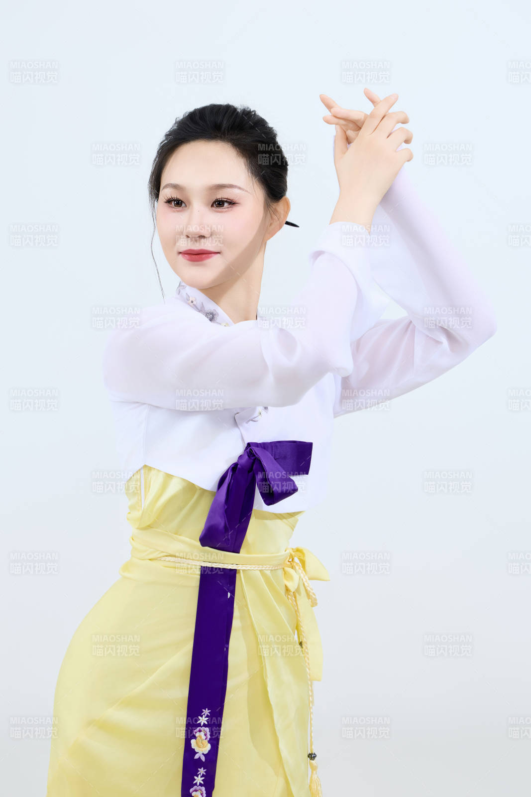 表演中國(guó)延邊朝鮮族傳統(tǒng)舞的美麗舞者