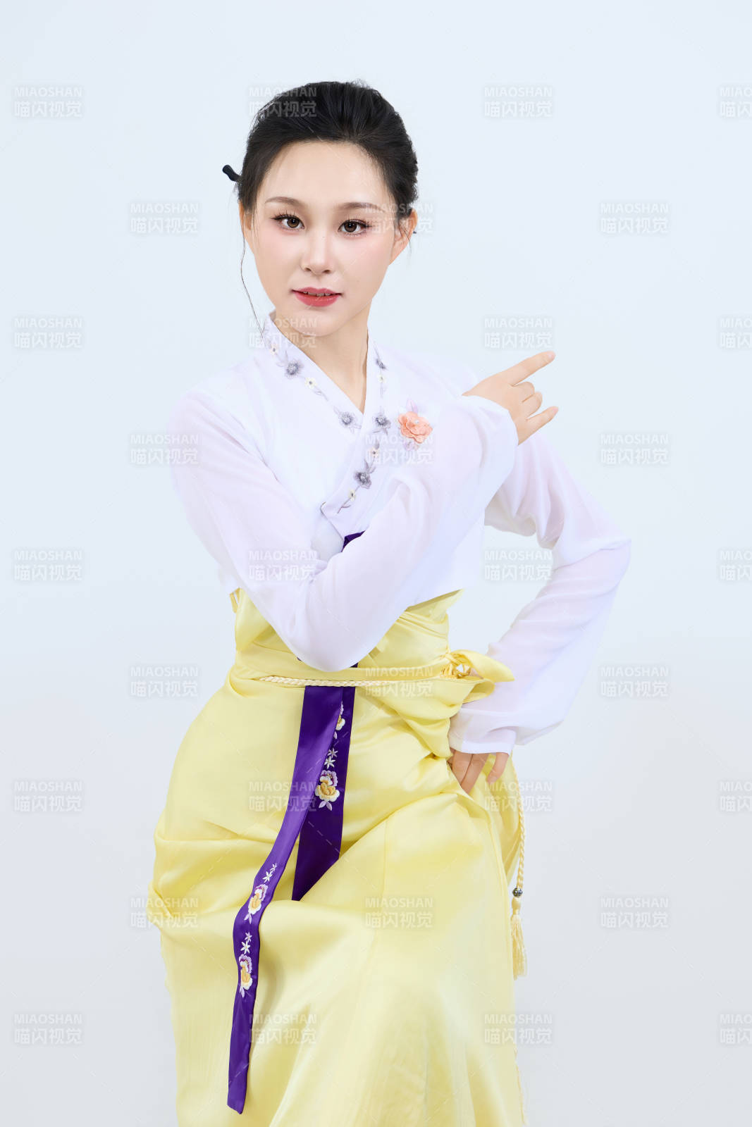 表演中國(guó)延邊朝鮮族傳統(tǒng)舞的美麗舞者