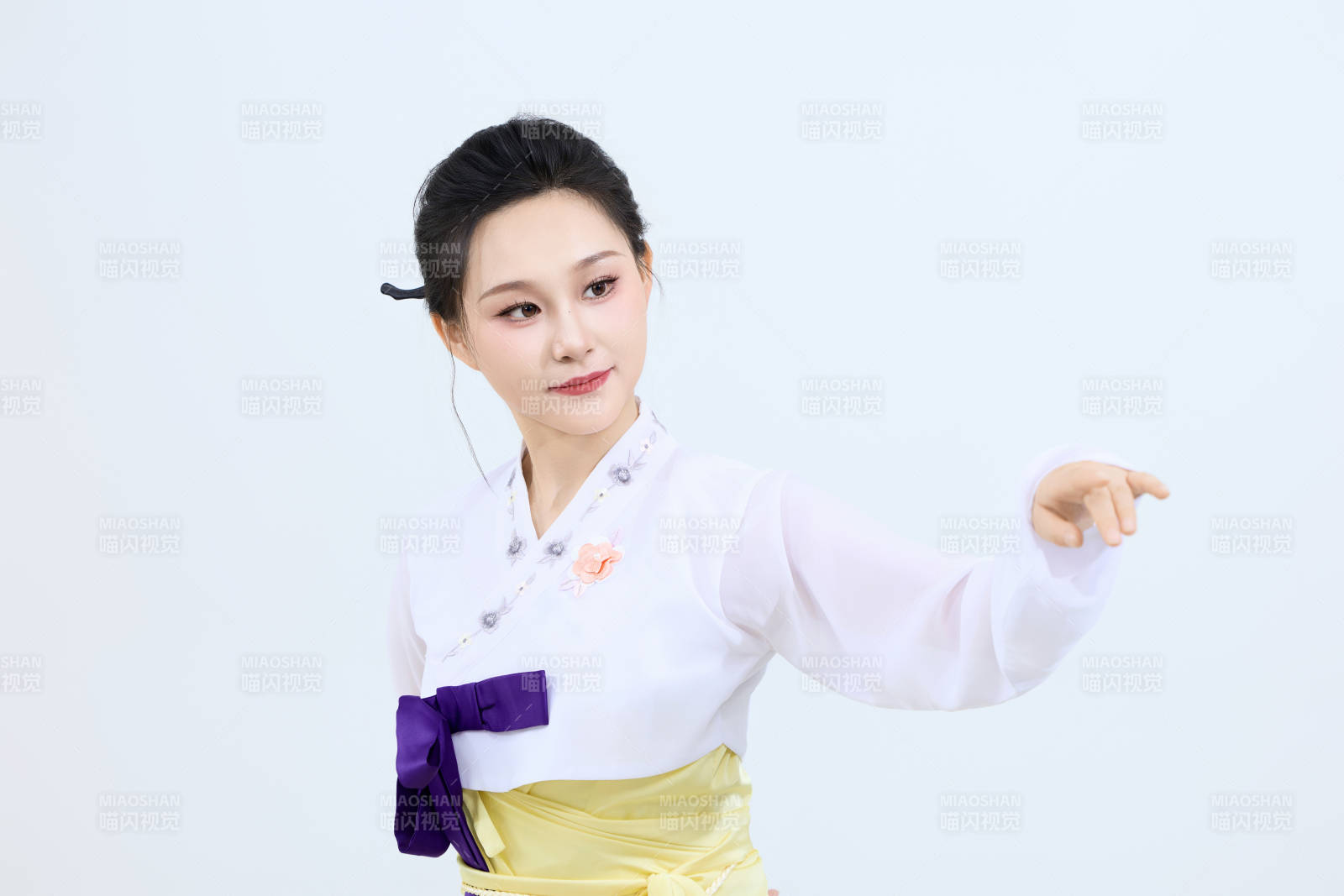 表演中國(guó)延邊朝鮮族傳統(tǒng)舞的美麗舞者