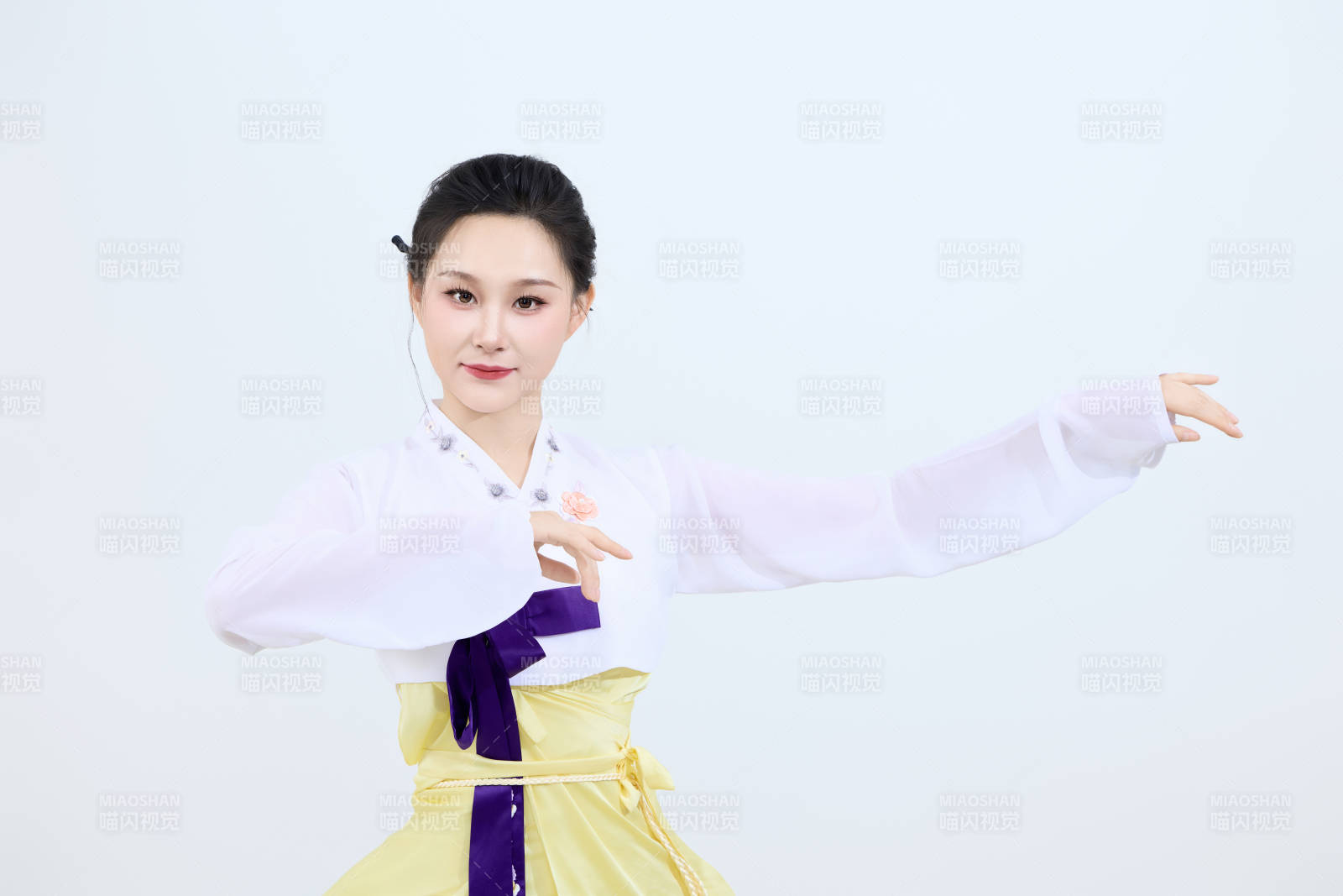 表演中國延邊朝鮮族傳統舞的美麗舞者