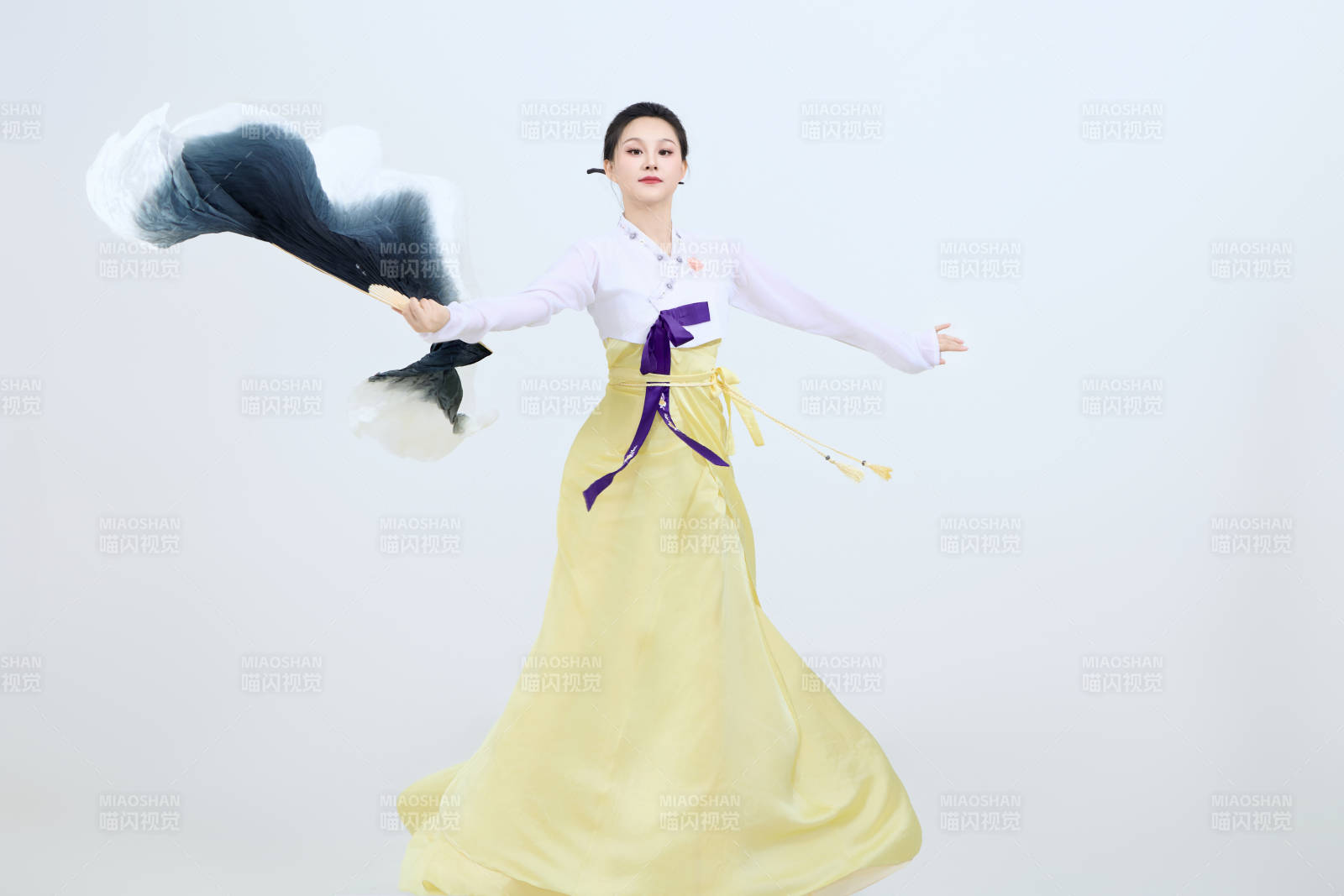 表演中國延邊朝鮮族傳統舞的美麗舞者