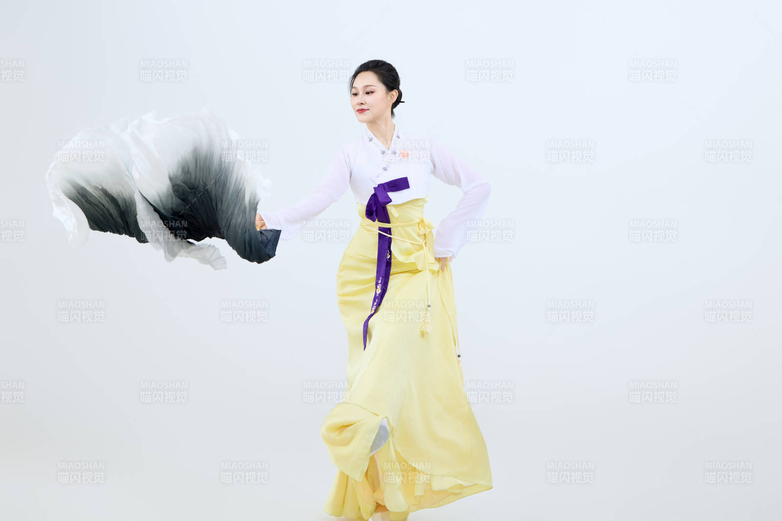 表演中國延邊朝鮮族傳統舞的美麗舞者