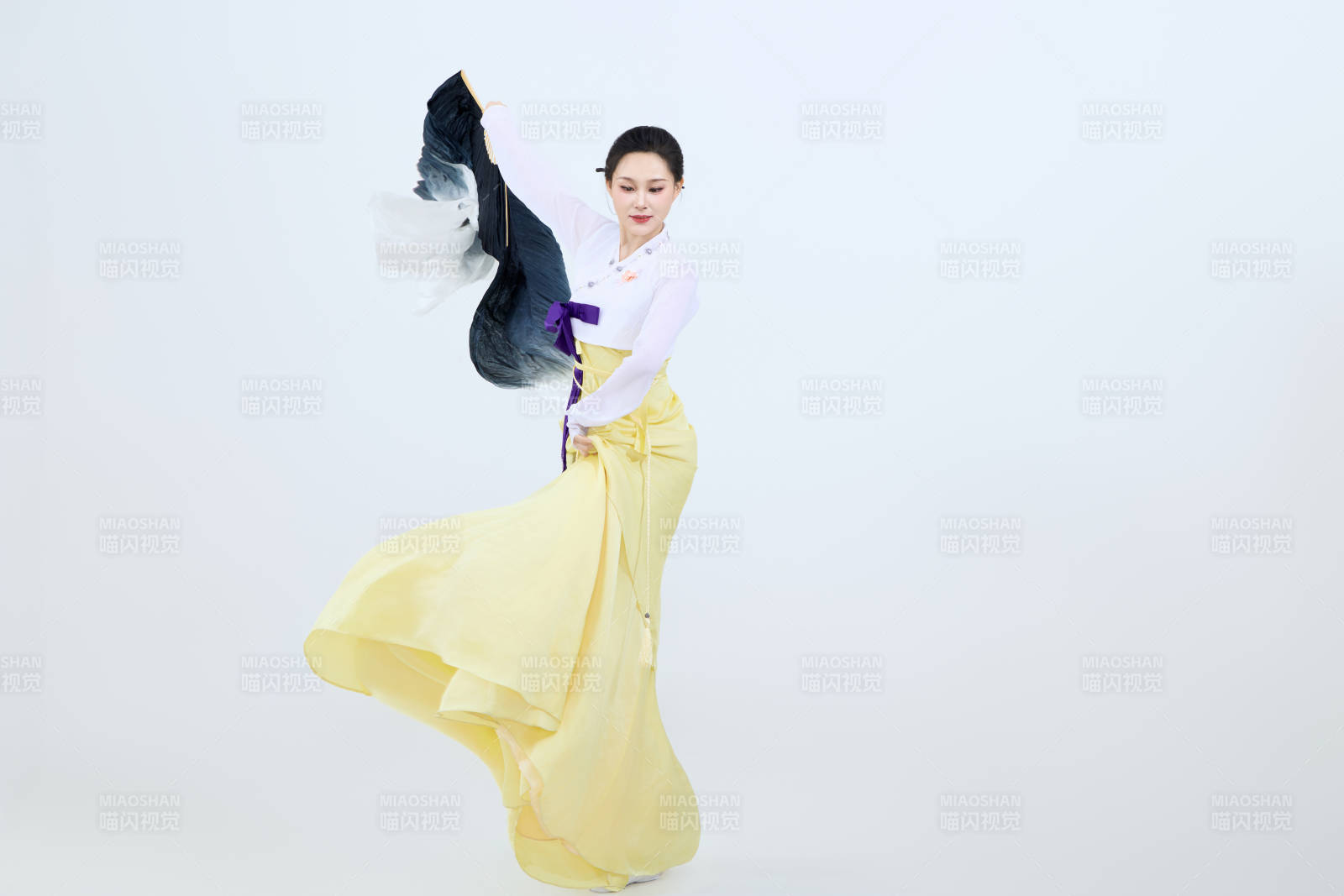 表演中國延邊朝鮮族傳統舞的美麗舞者