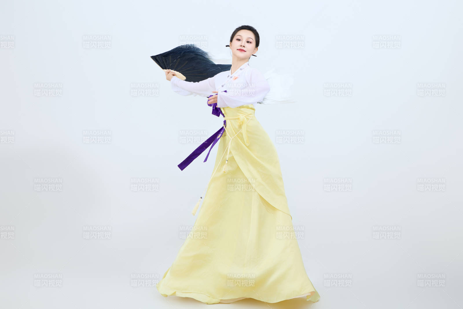 表演中國延邊朝鮮族傳統舞的美麗舞者