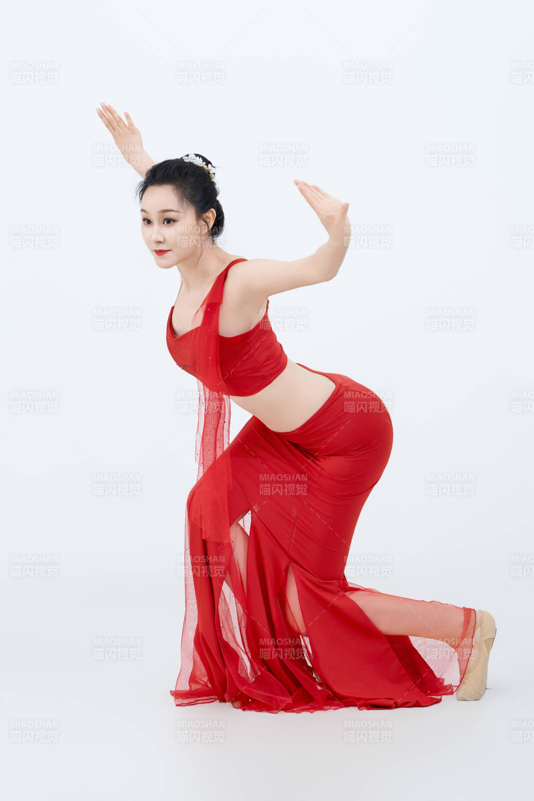 表演中國傳統(tǒng)民族舞蹈傣族舞的美麗舞者