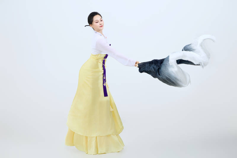 表演中国延边朝鲜族传统舞的美丽舞者