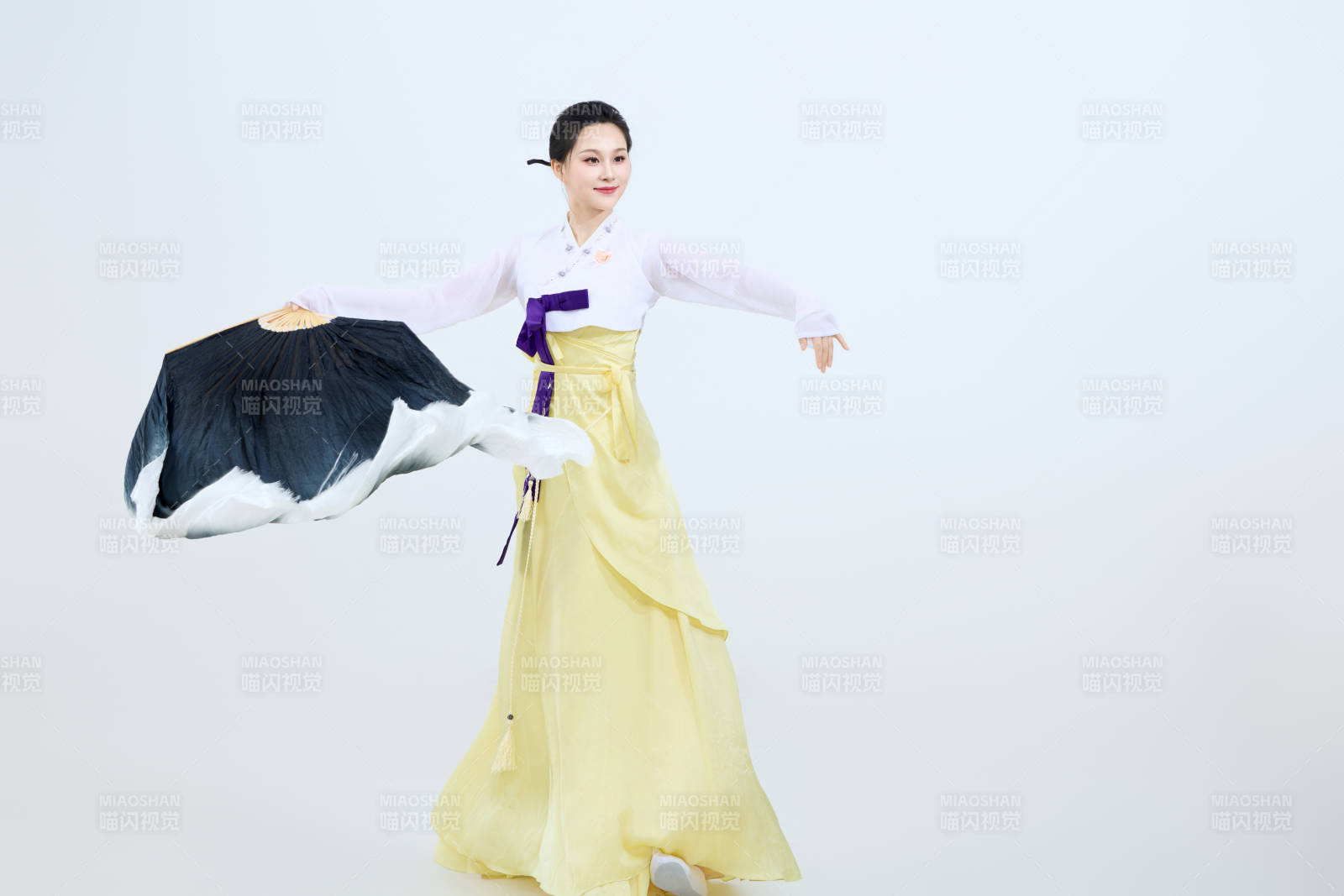 表演中國延邊朝鮮族傳統舞的美麗舞者