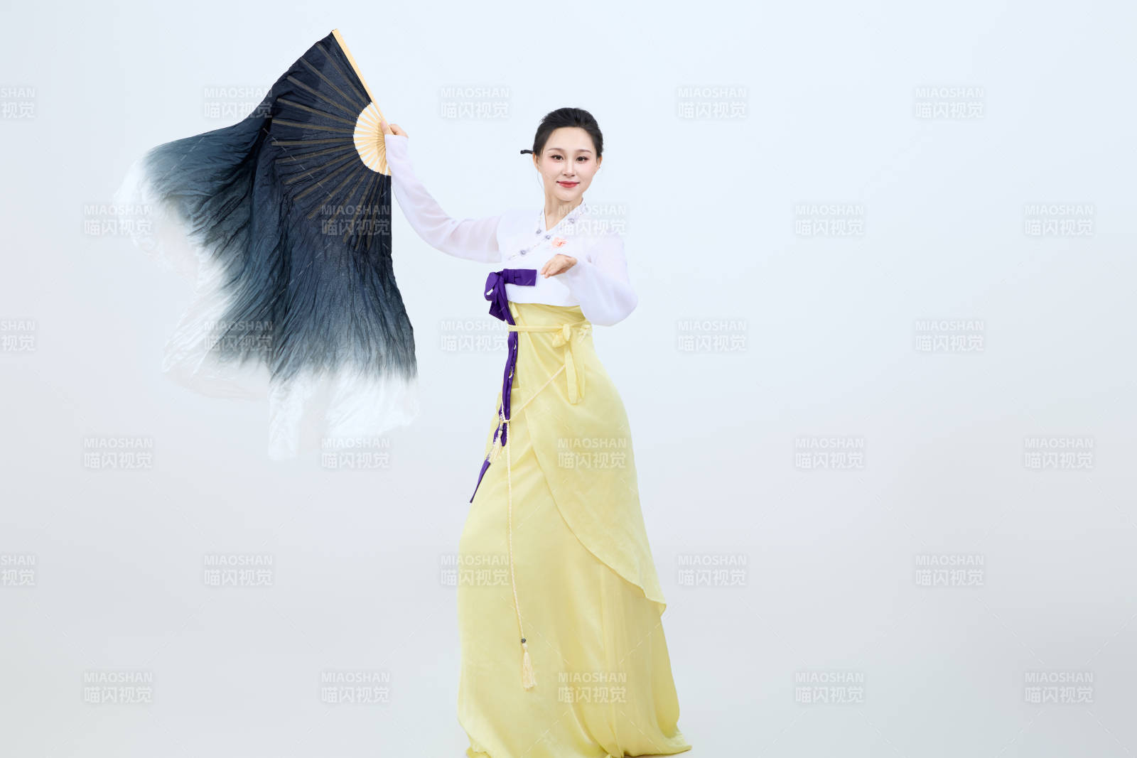 表演中国延边朝鲜族传统舞的美丽舞者图片