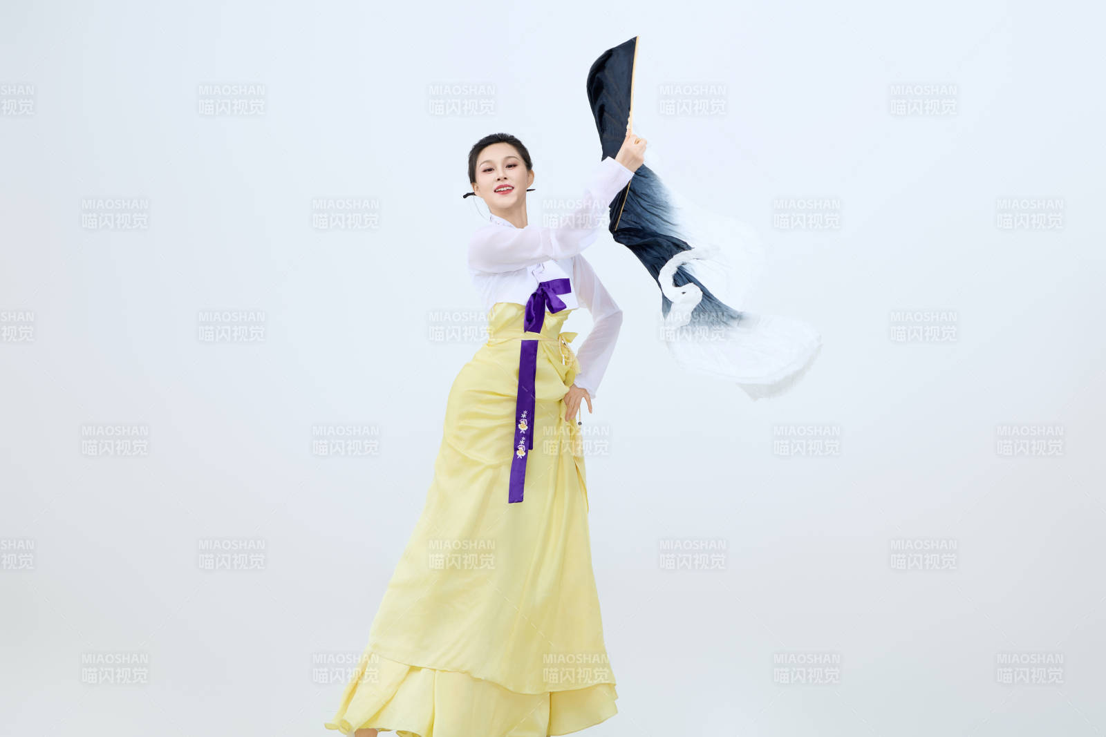 表演中国延边朝鲜族传统舞的美丽舞者图片