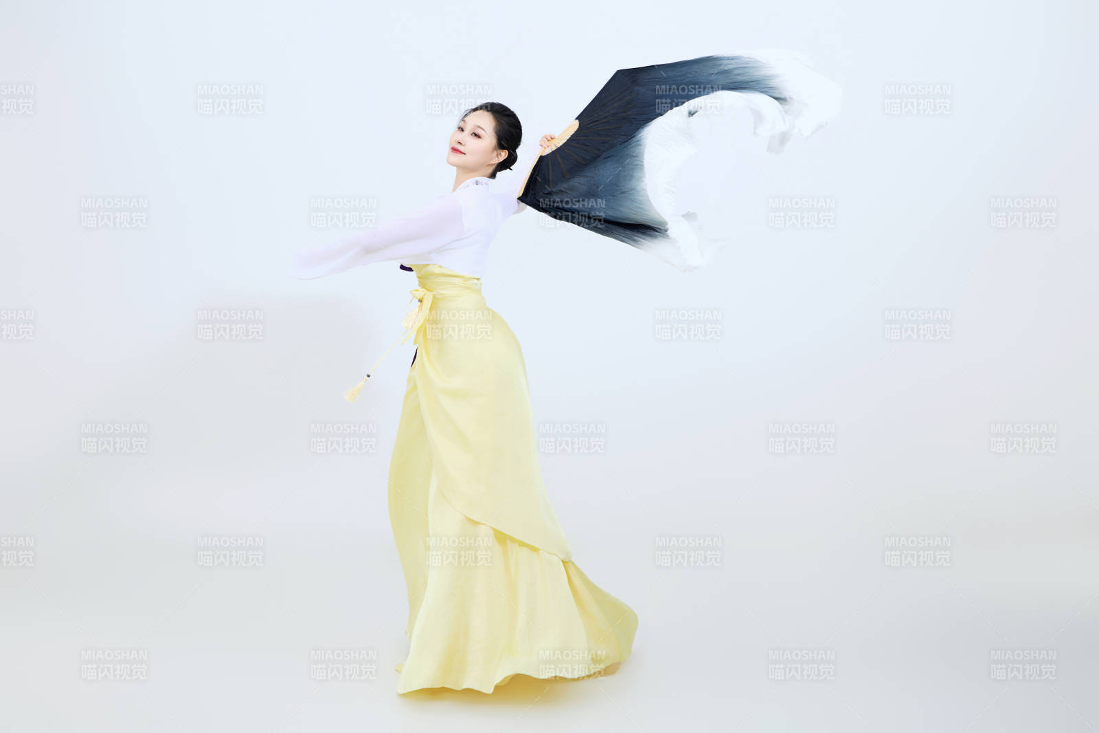 表演中國延邊朝鮮族傳統舞的美麗舞者