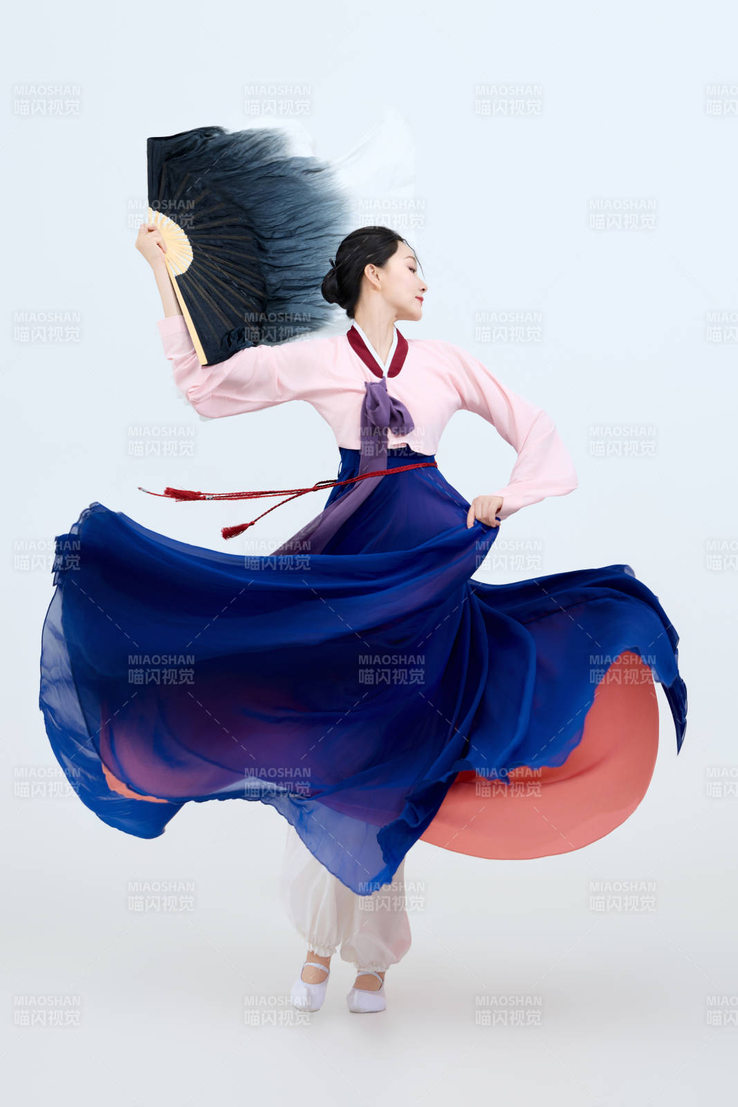 表演中国延边朝鲜族传统舞的美丽舞者