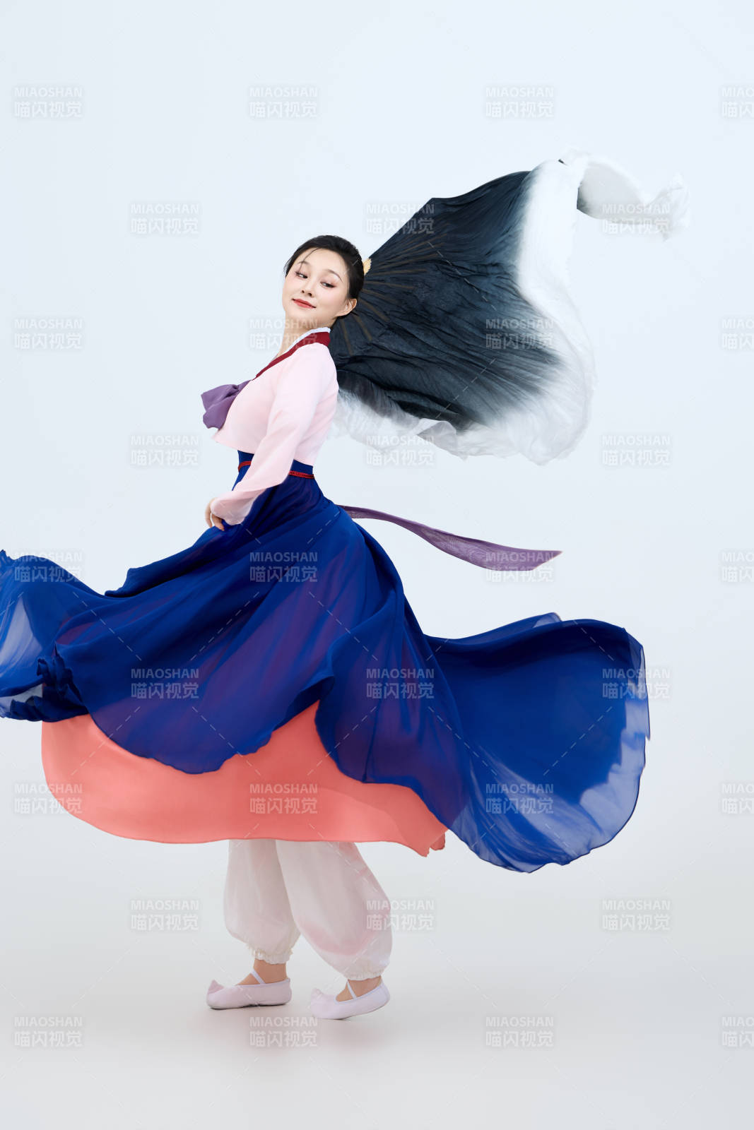 表演中国延边朝鲜族传统舞的美丽舞者