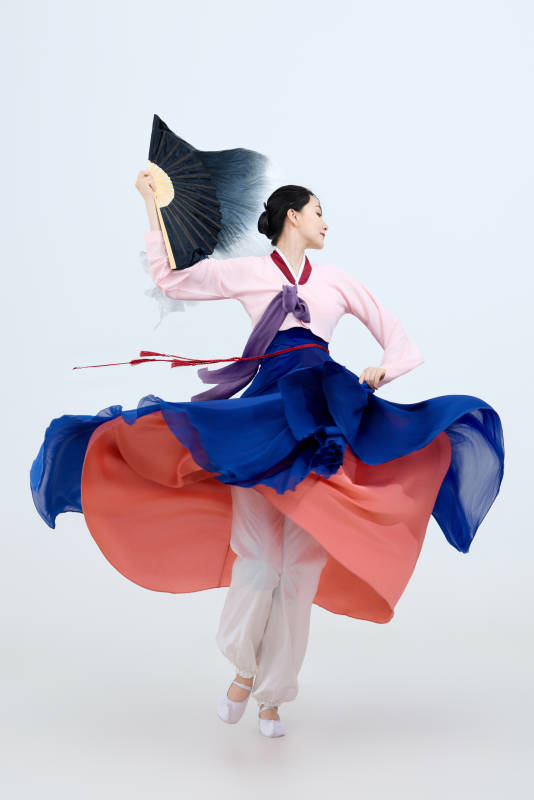 表演中国延边朝鲜族传统舞的美丽舞者