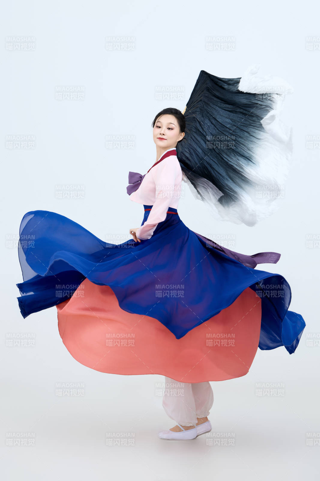 表演中國(guó)延邊朝鮮族傳統(tǒng)舞的美麗舞者