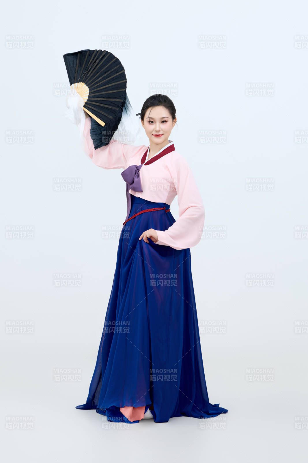 表演中國延邊朝鮮族傳統舞的美麗舞者