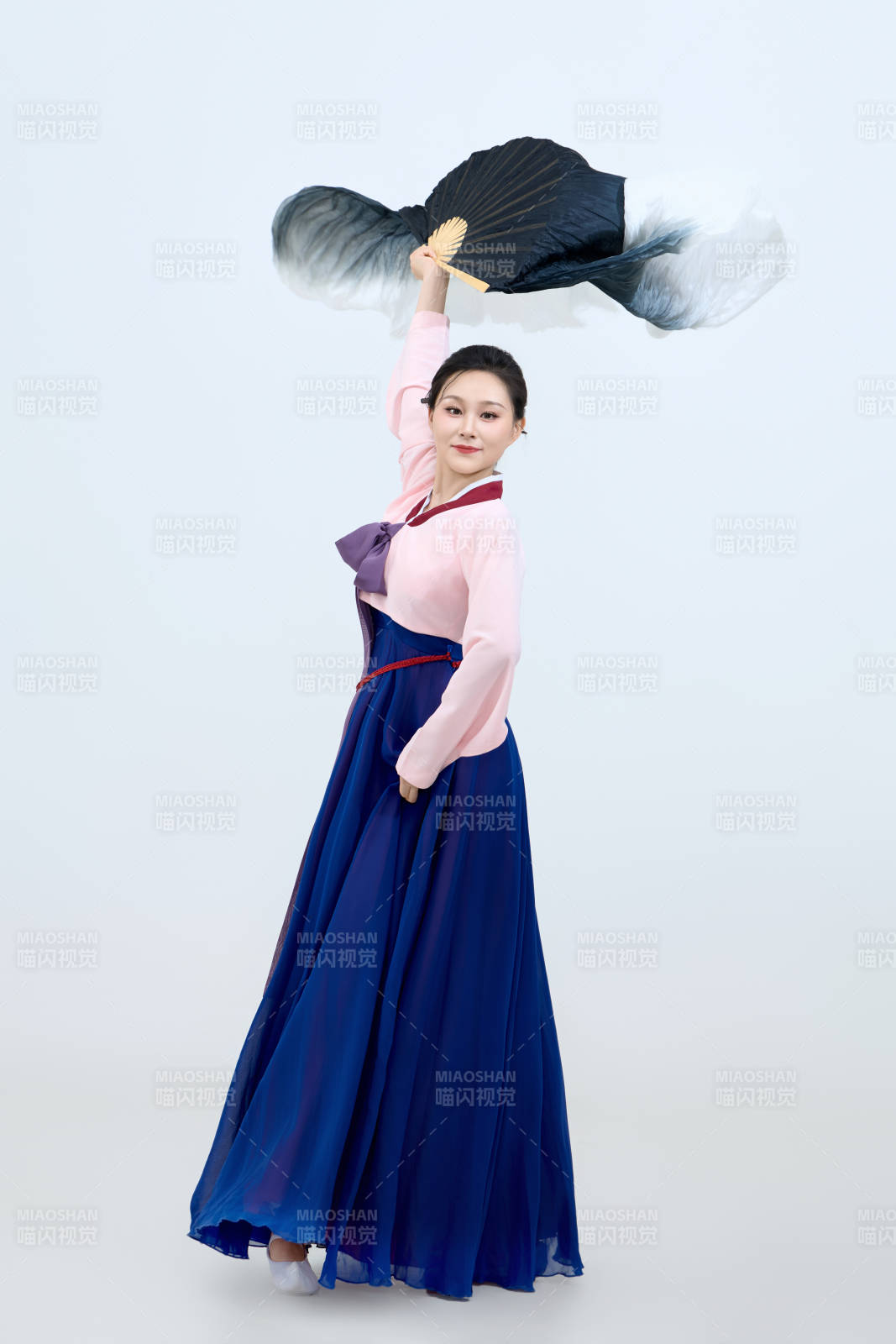 表演中國延邊朝鮮族傳統(tǒng)舞的美麗舞者