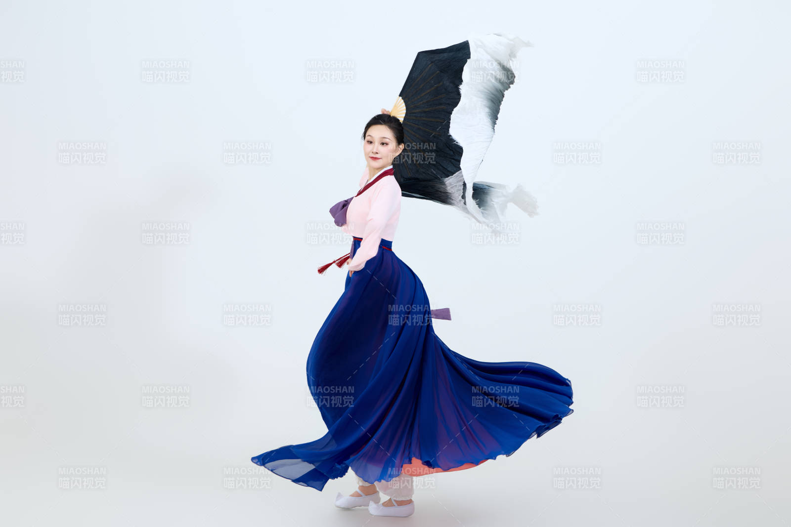 表演中國延邊朝鮮族傳統舞的美麗舞者