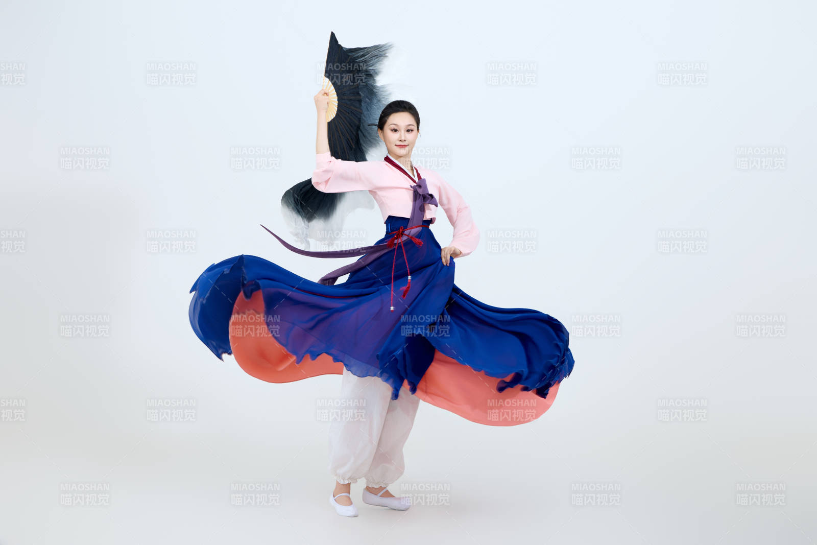 表演中國延邊朝鮮族傳統舞的美麗舞者