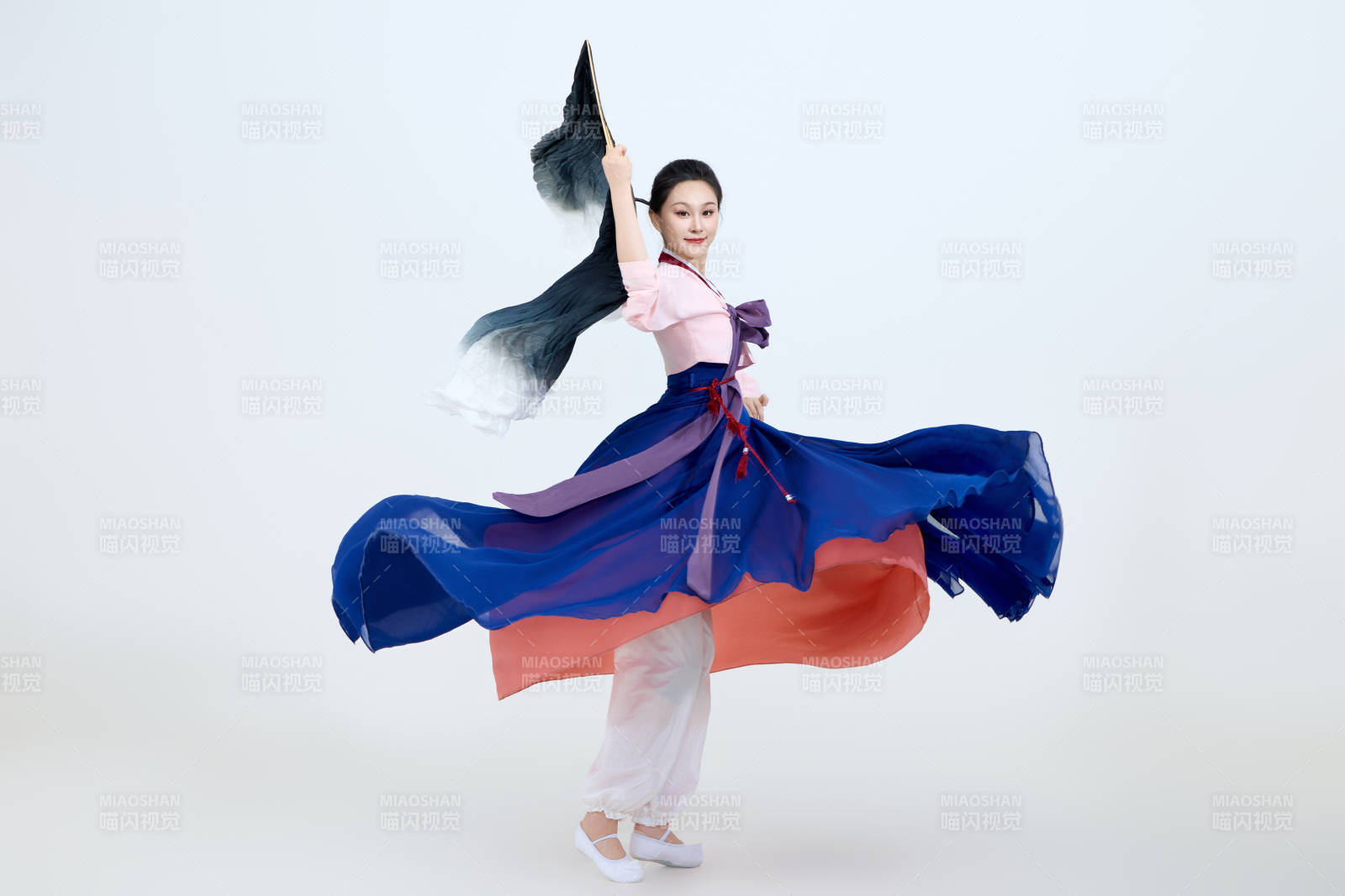 表演中國延邊朝鮮族傳統(tǒng)舞的美麗舞者