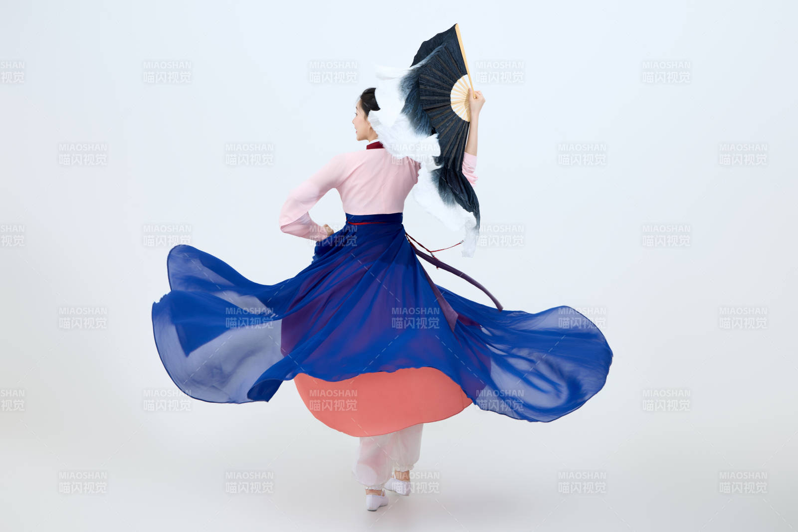 表演中國延邊朝鮮族傳統舞的美麗舞者