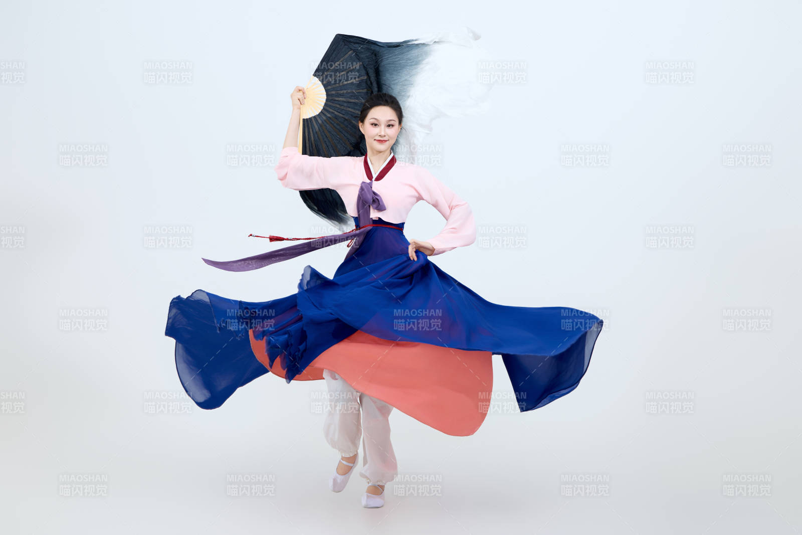 表演中國延邊朝鮮族傳統舞的美麗舞者