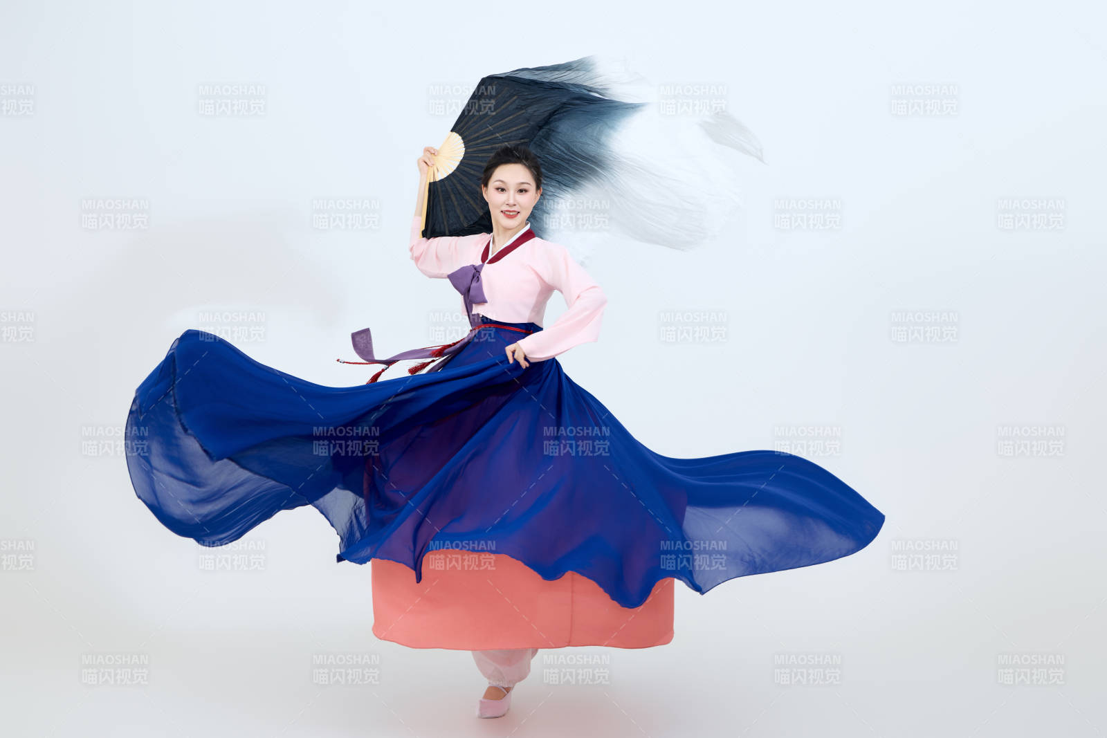 表演中國延邊朝鮮族傳統舞的美麗舞者