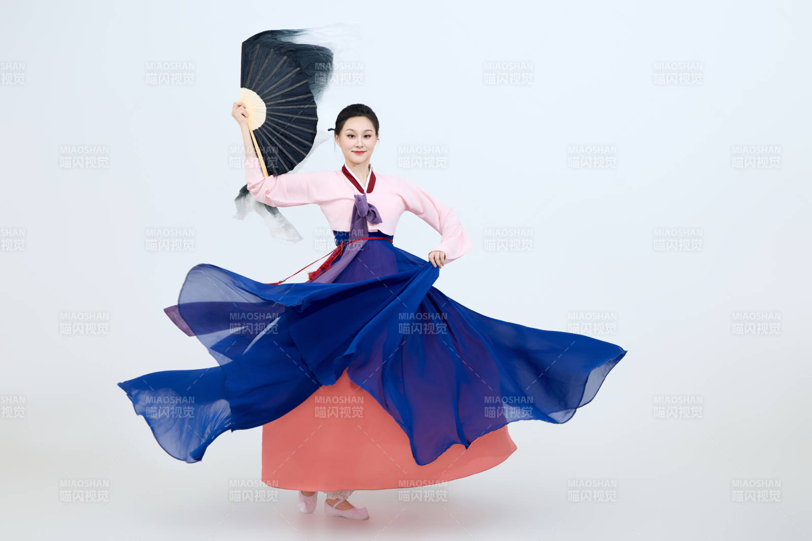 表演中國延邊朝鮮族傳統(tǒng)舞的美麗舞者