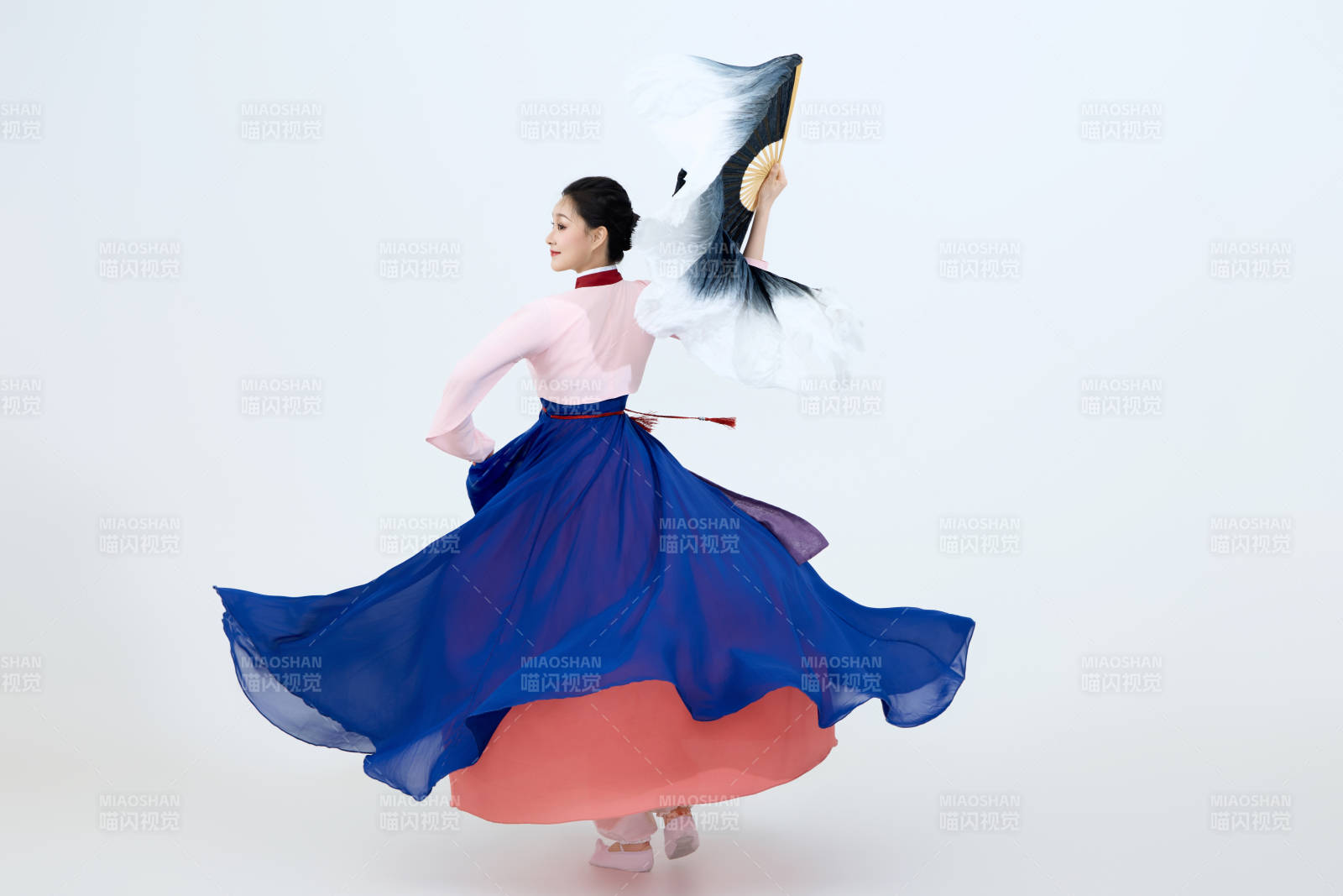 表演中國延邊朝鮮族傳統舞的美麗舞者