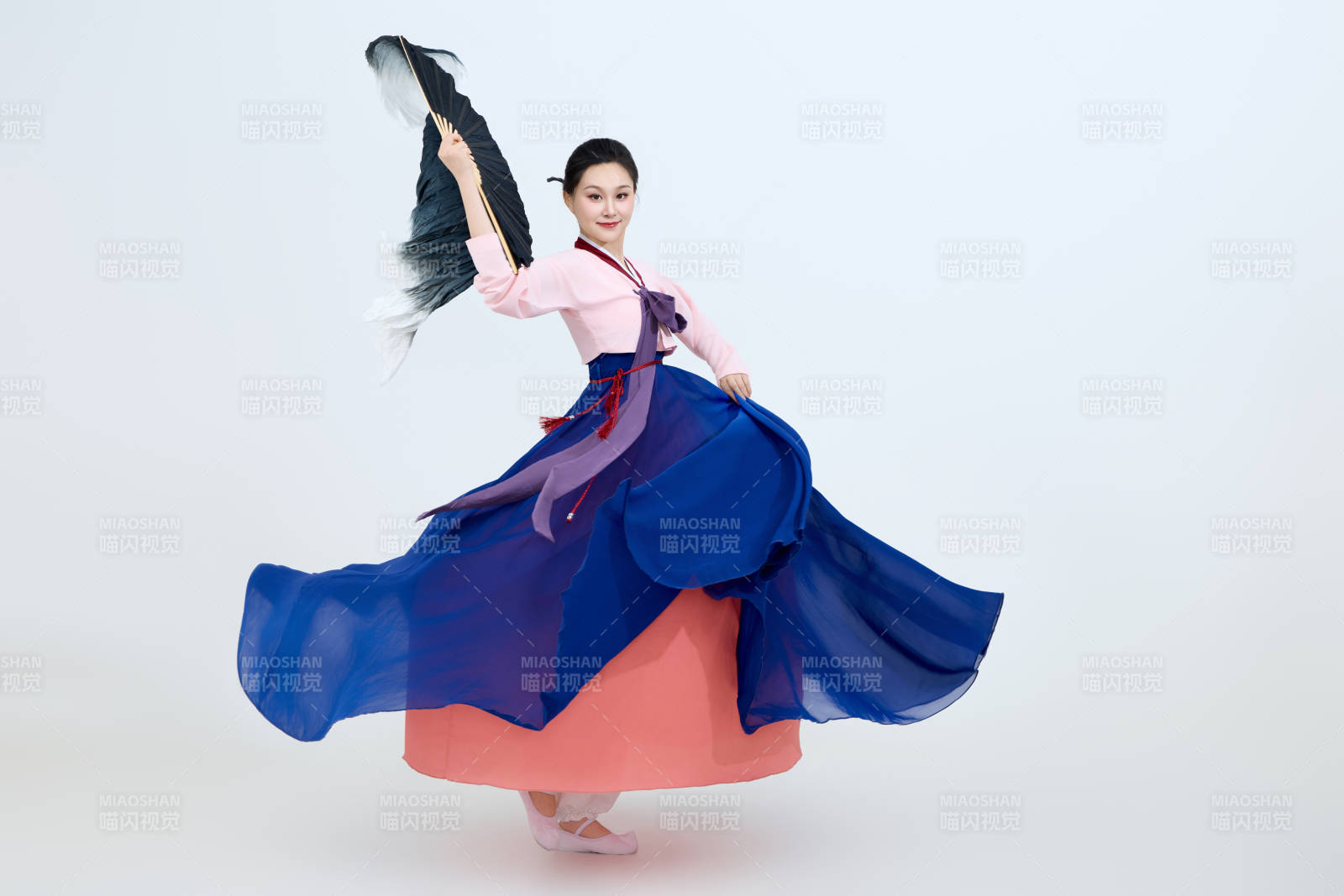 表演中國延邊朝鮮族傳統(tǒng)舞的美麗舞者