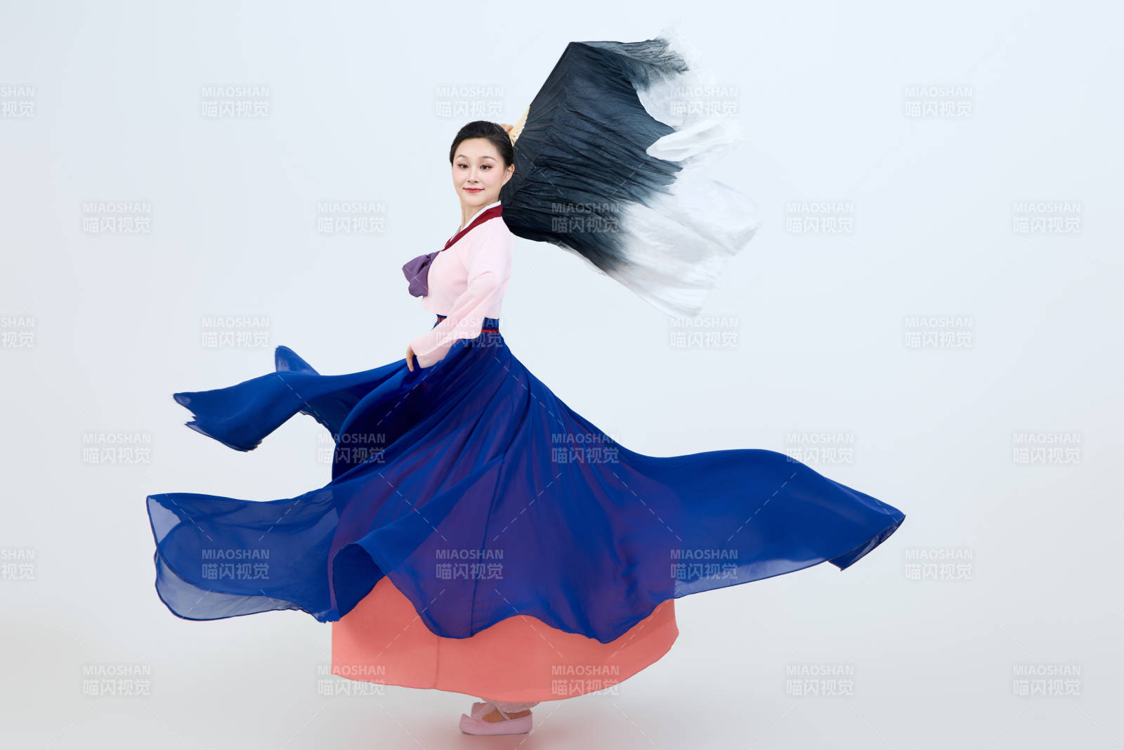 表演中國延邊朝鮮族傳統(tǒng)舞的美麗舞者