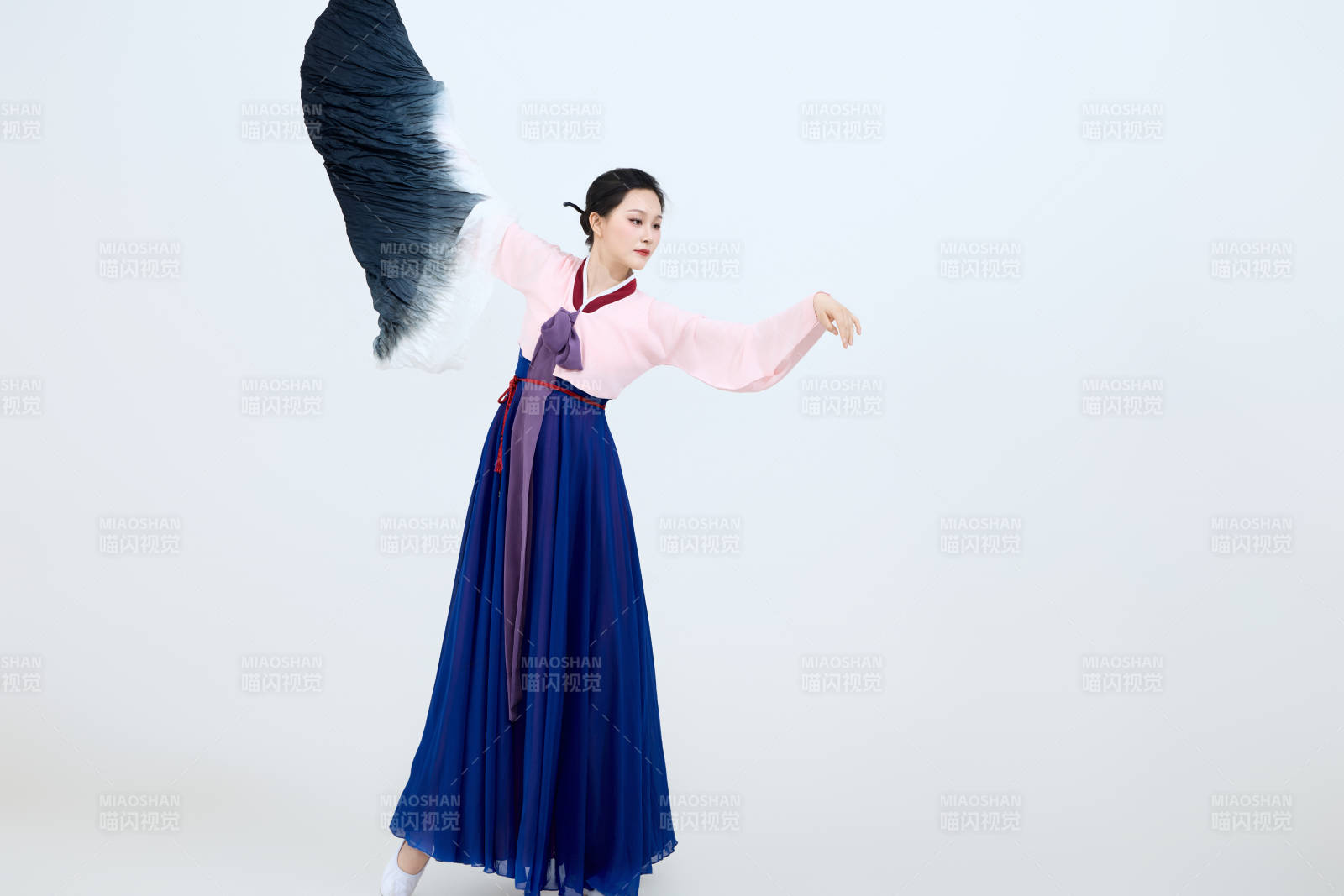 表演中國(guó)延邊朝鮮族傳統(tǒng)舞的美麗舞者