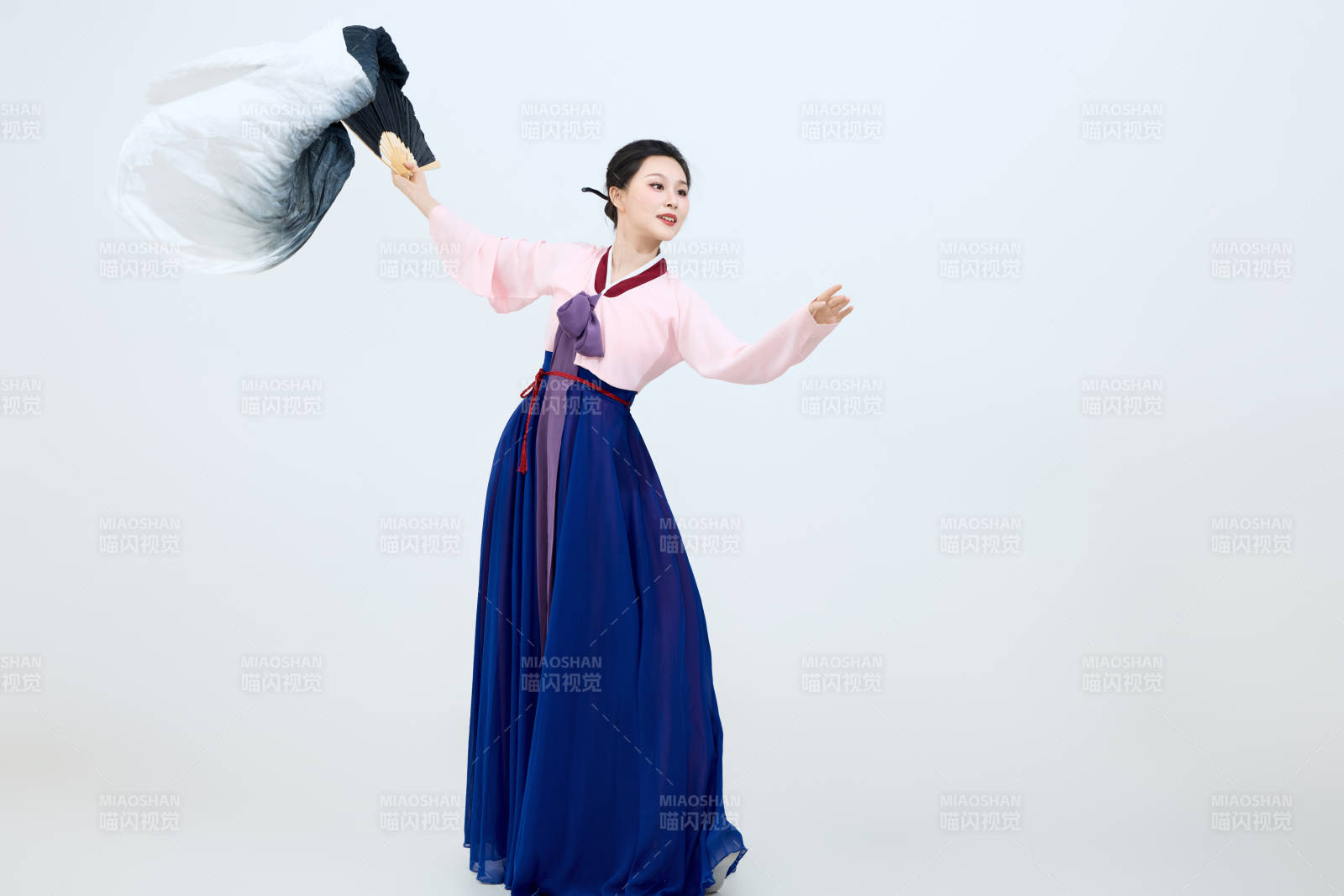 表演中國延邊朝鮮族傳統舞的美麗舞者