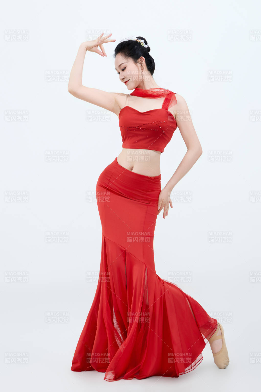 表演中國傳統(tǒng)民族舞蹈傣族舞的美麗舞者