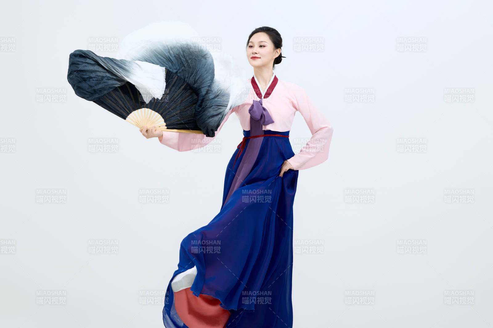 表演中國延邊朝鮮族傳統舞的美麗舞者