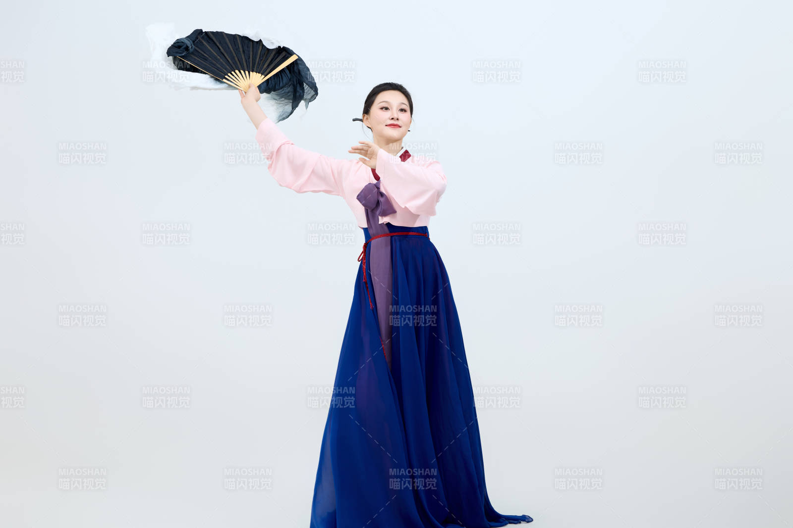 表演中国延边朝鲜族传统舞的美丽舞者图片