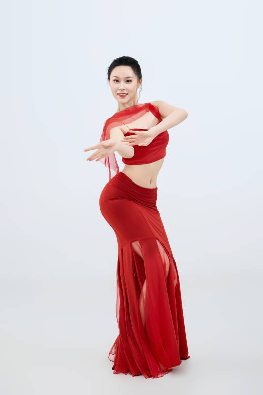 表演中国传统民族舞蹈傣族舞的美丽舞者