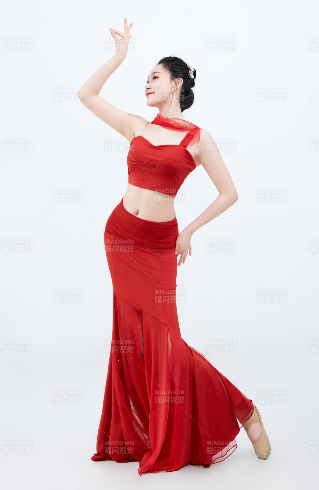 表演中國傳統(tǒng)民族舞蹈傣族舞的美麗舞者