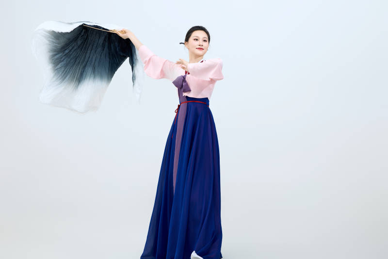 表演中国延边朝鲜族传统舞的美丽舞者