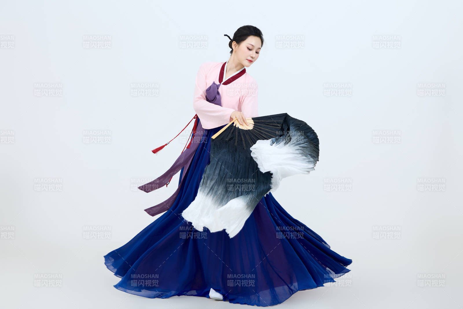 表演中国延边朝鲜族传统舞的美丽舞者