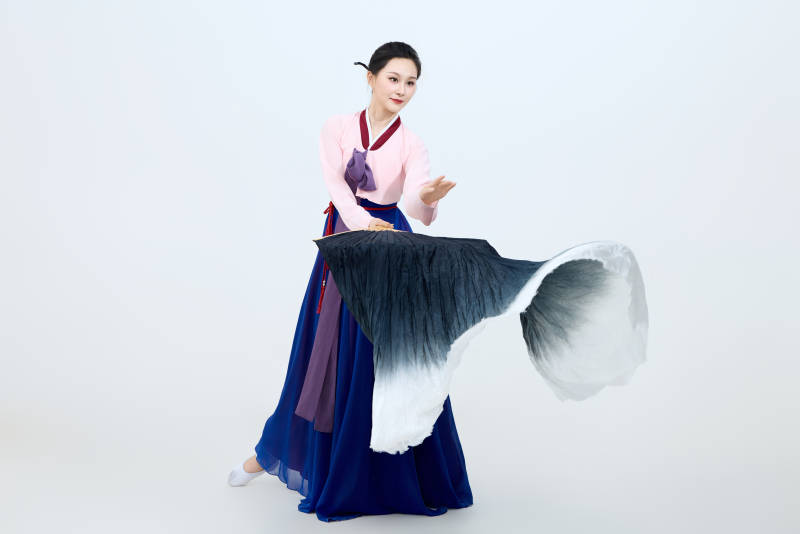 表演中国延边朝鲜族传统舞的美丽舞者