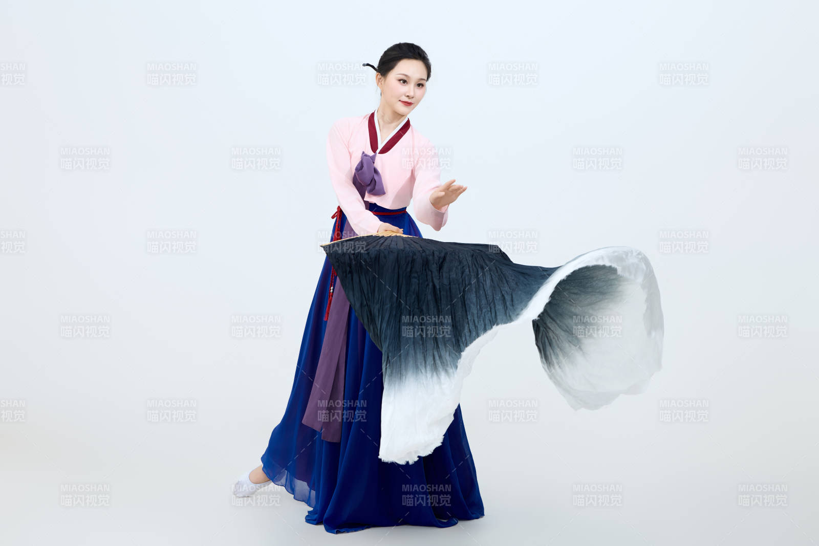 表演中国延边朝鲜族传统舞的美丽舞者