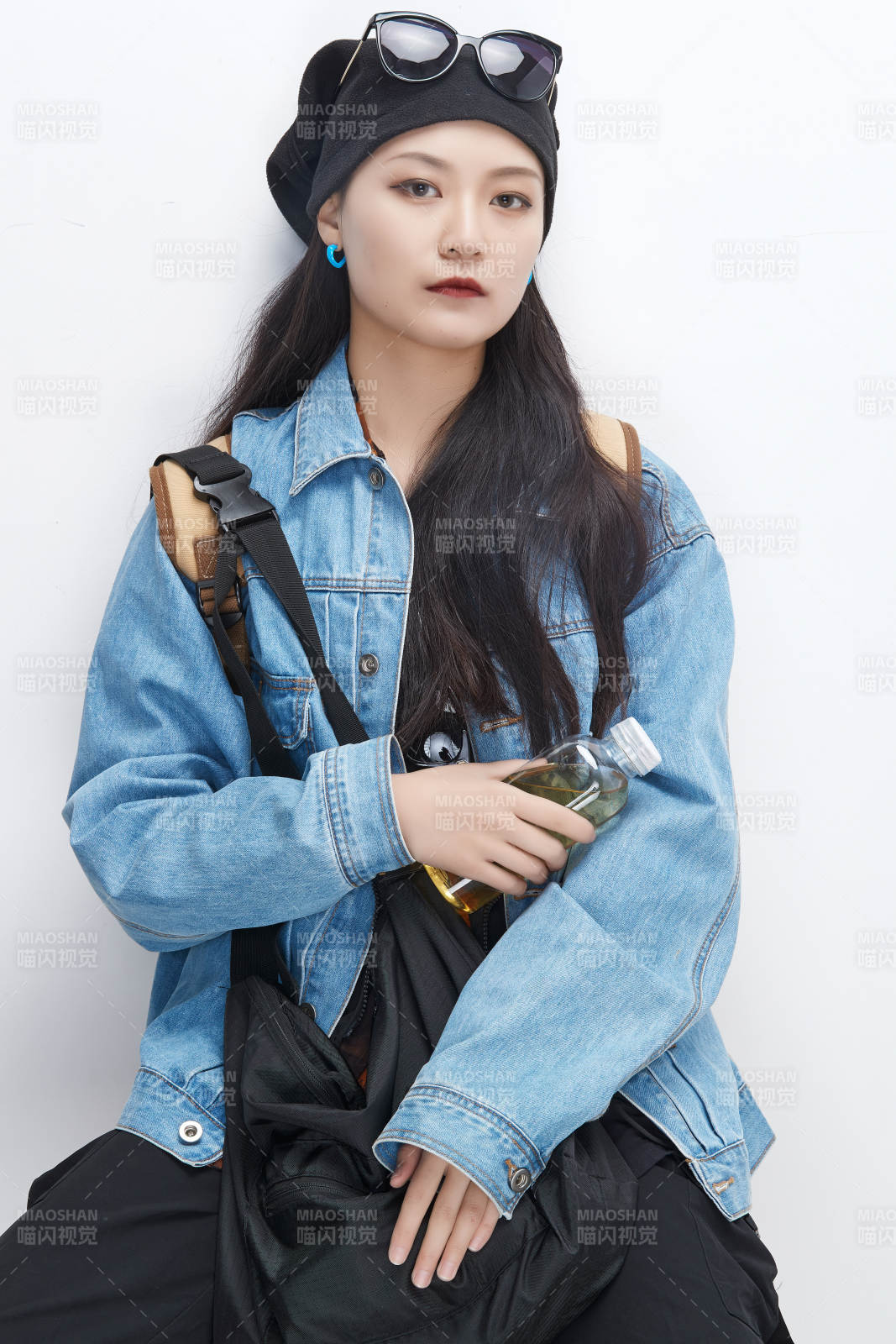 白色背景下準備出發旅行的美麗東方女大學生