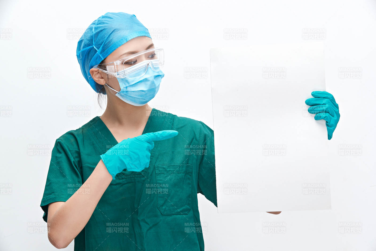 白色背景下的外科手術醫療人員形象