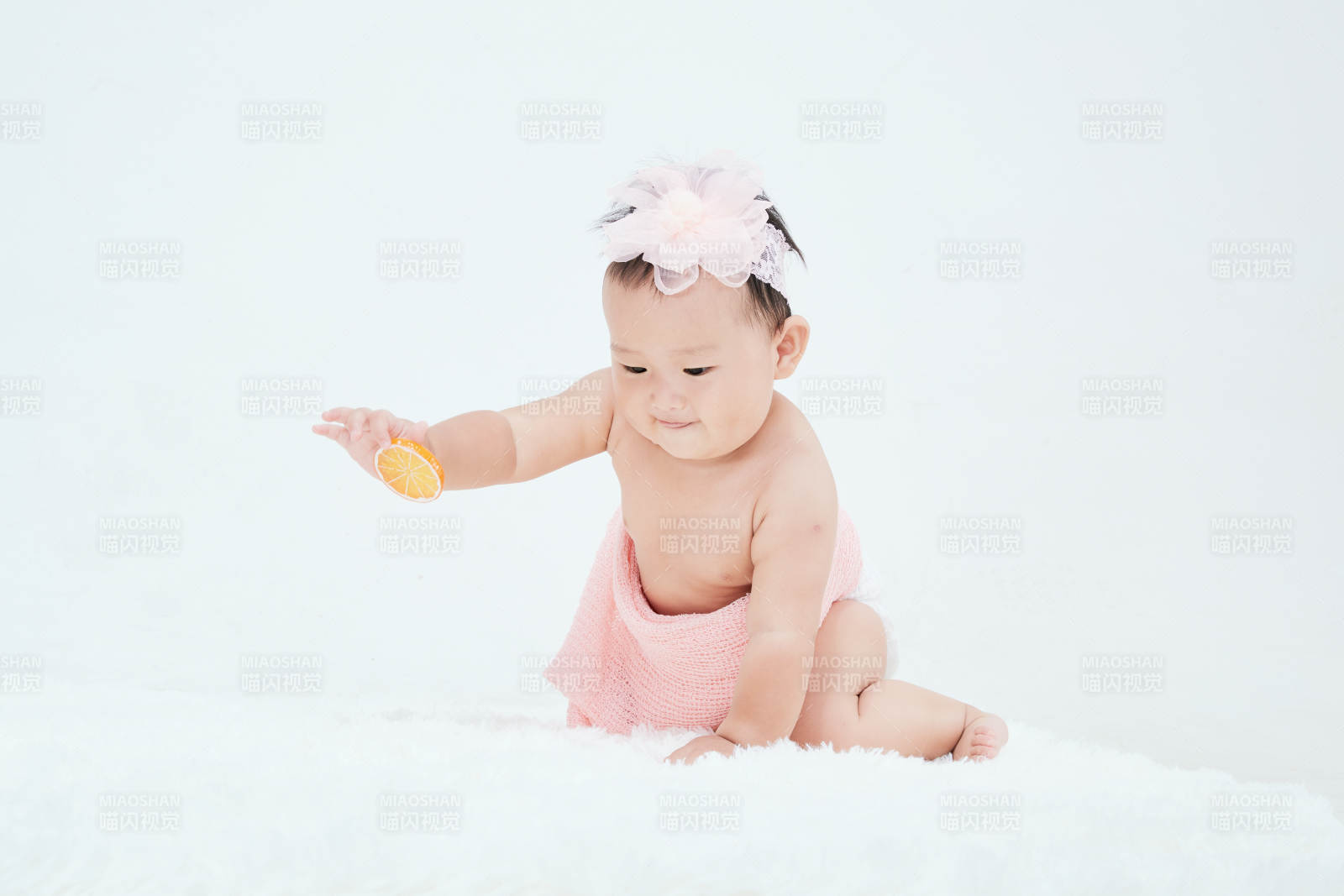 可愛的寶寶在毛茸茸的墊子上玩耍