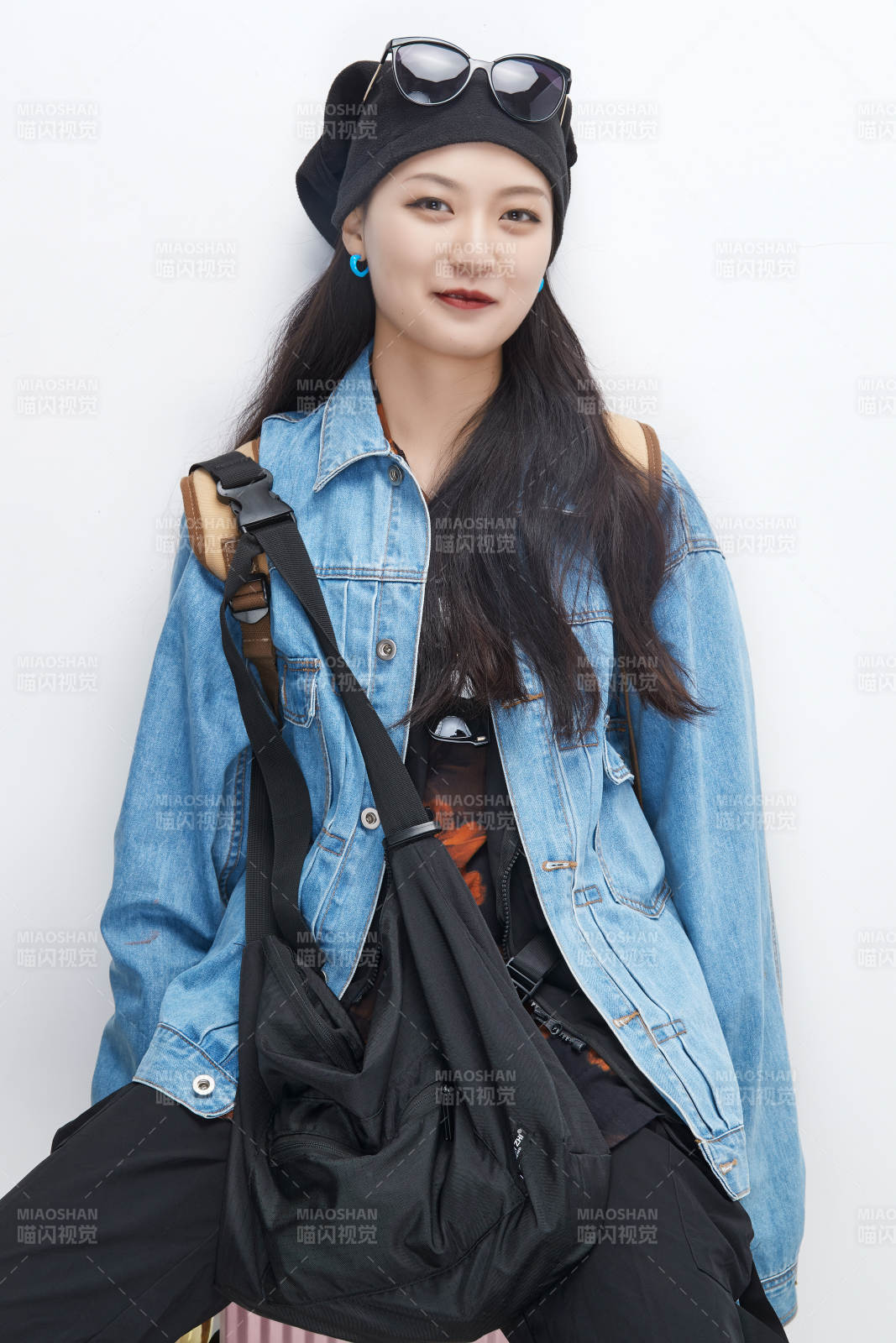 白色背景下準備出發旅行的美麗東方女大學生